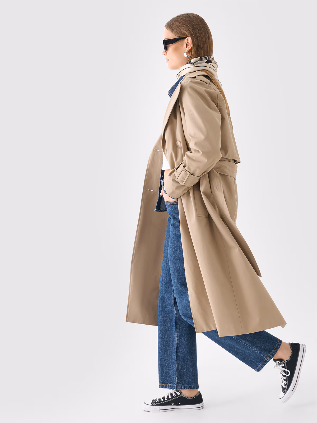 Klasyczny długi trencz damski Outhorn - beżowy