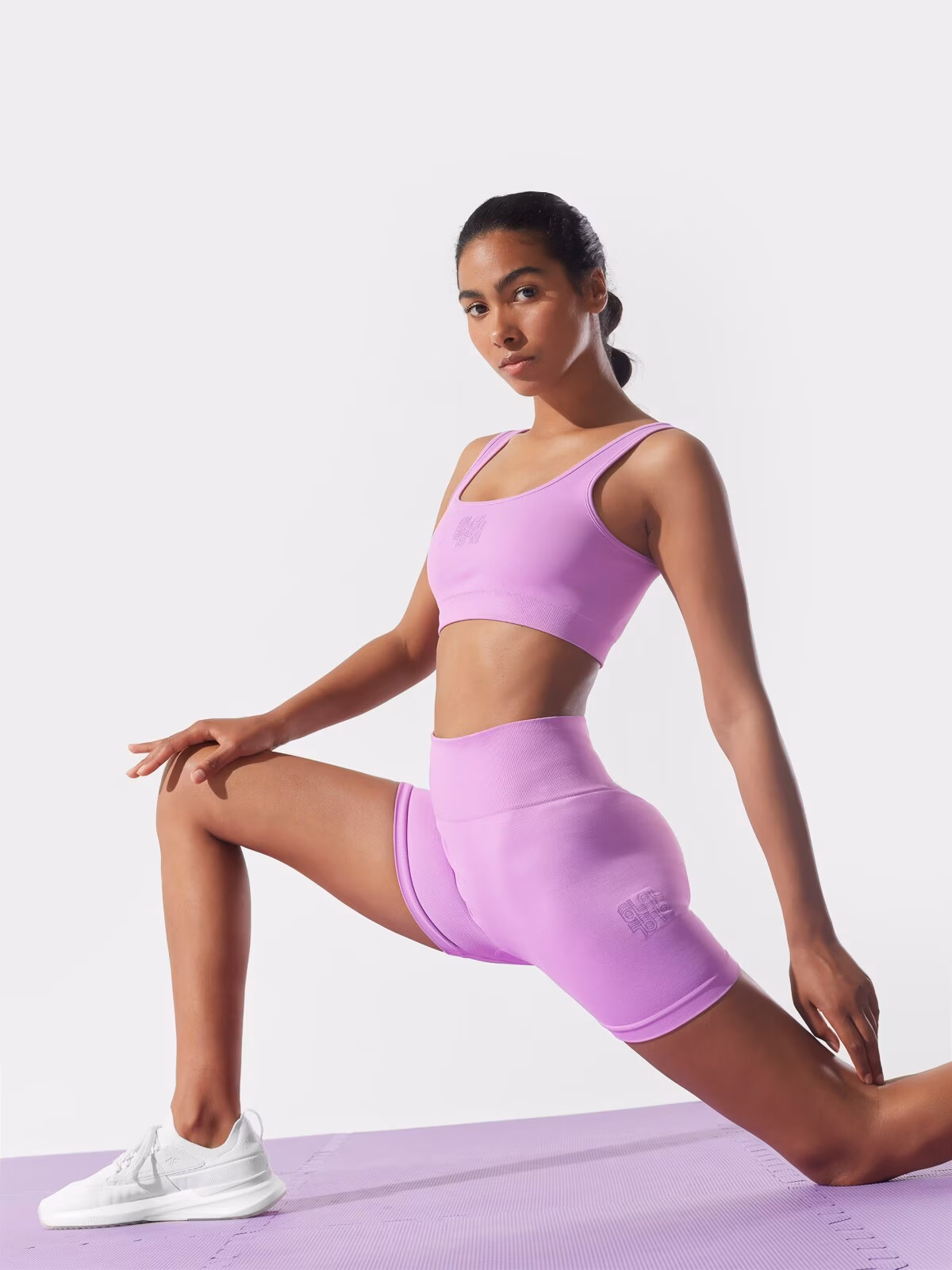 Biustonosz treningowy bezszwowy z niskim wsparciem z materiałów z recyklingu damski 4F x Anna Lewandowska