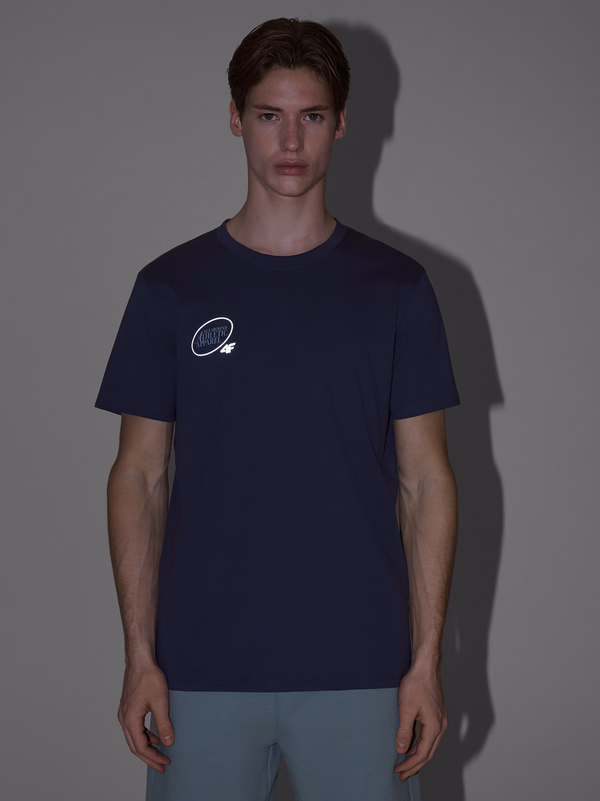 T-shirt regular z nadrukiem męski - granatowy