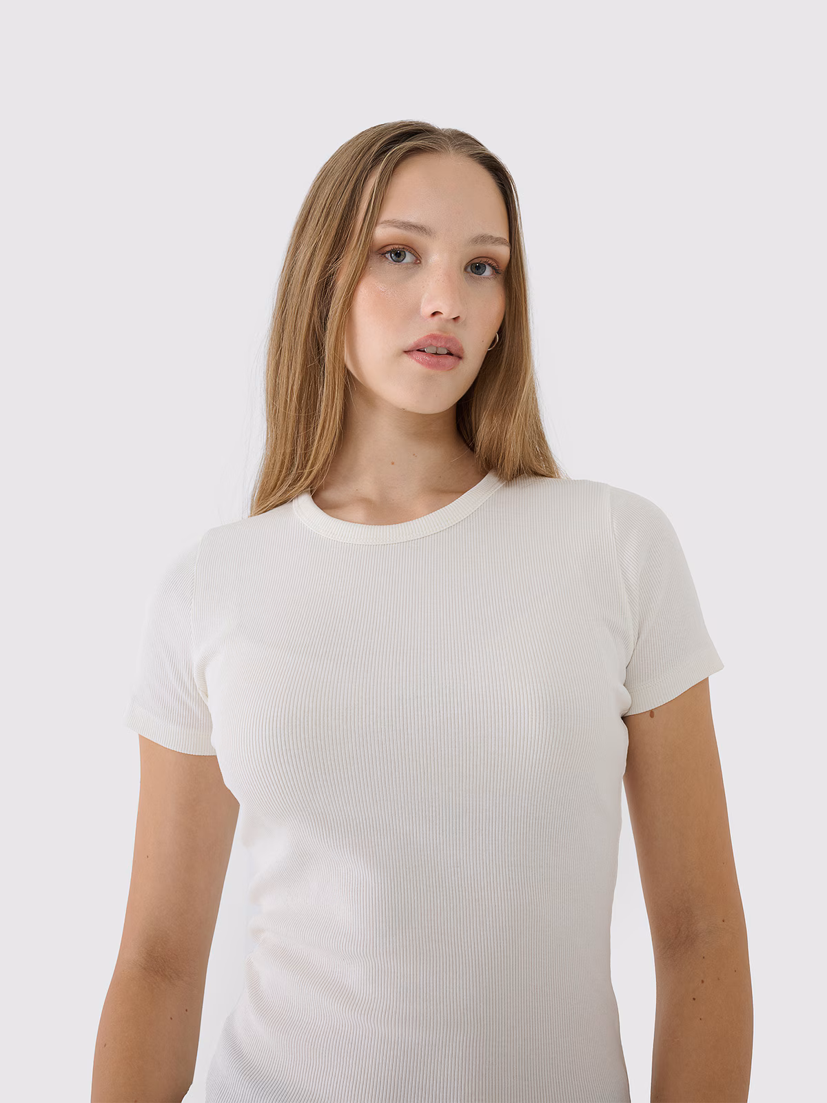 T-shirt slim z prążkowanej dzianiny damski - biały