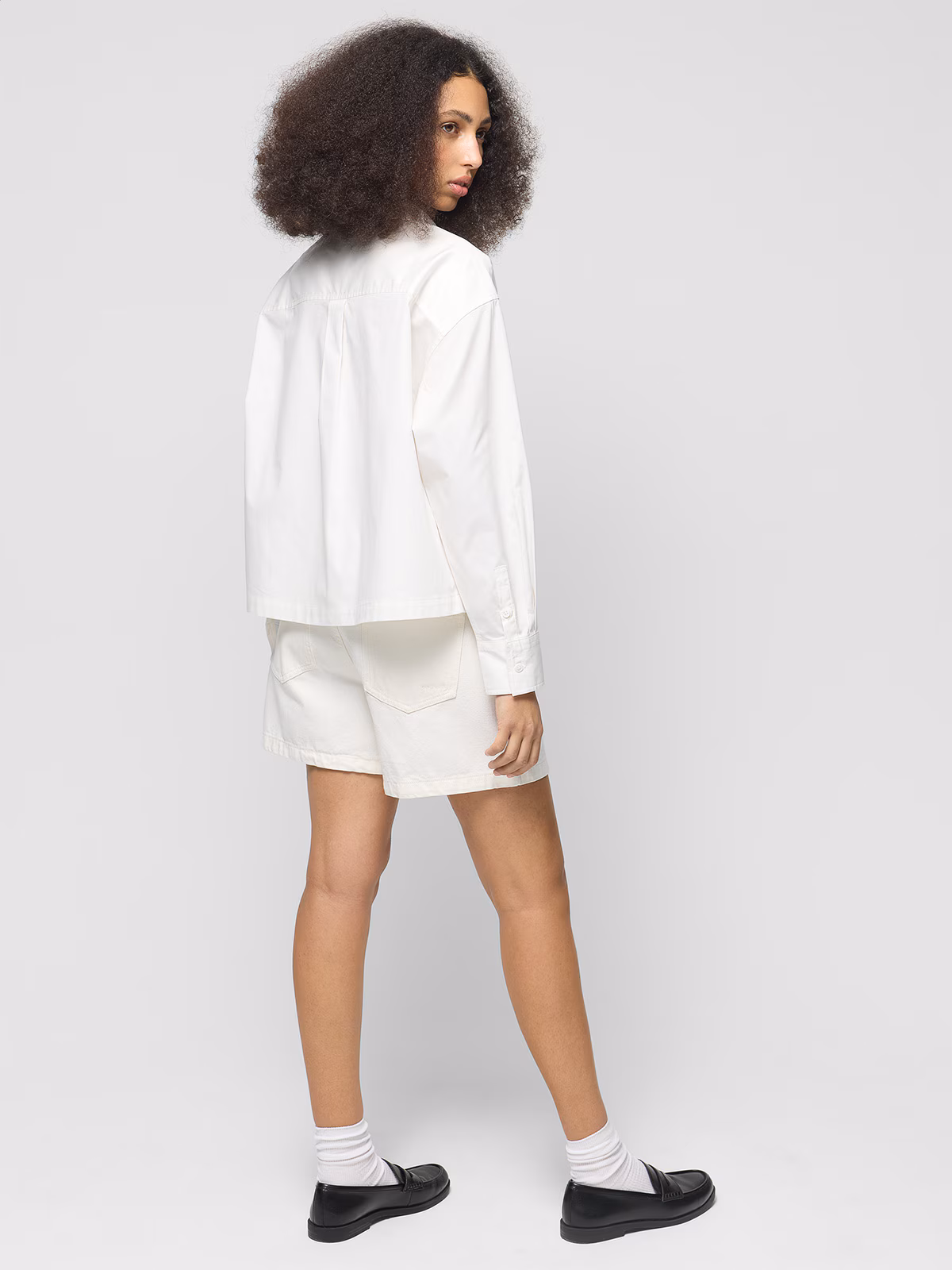 Spodenki jeansowe comfort damskie Outhorn - złamana biel