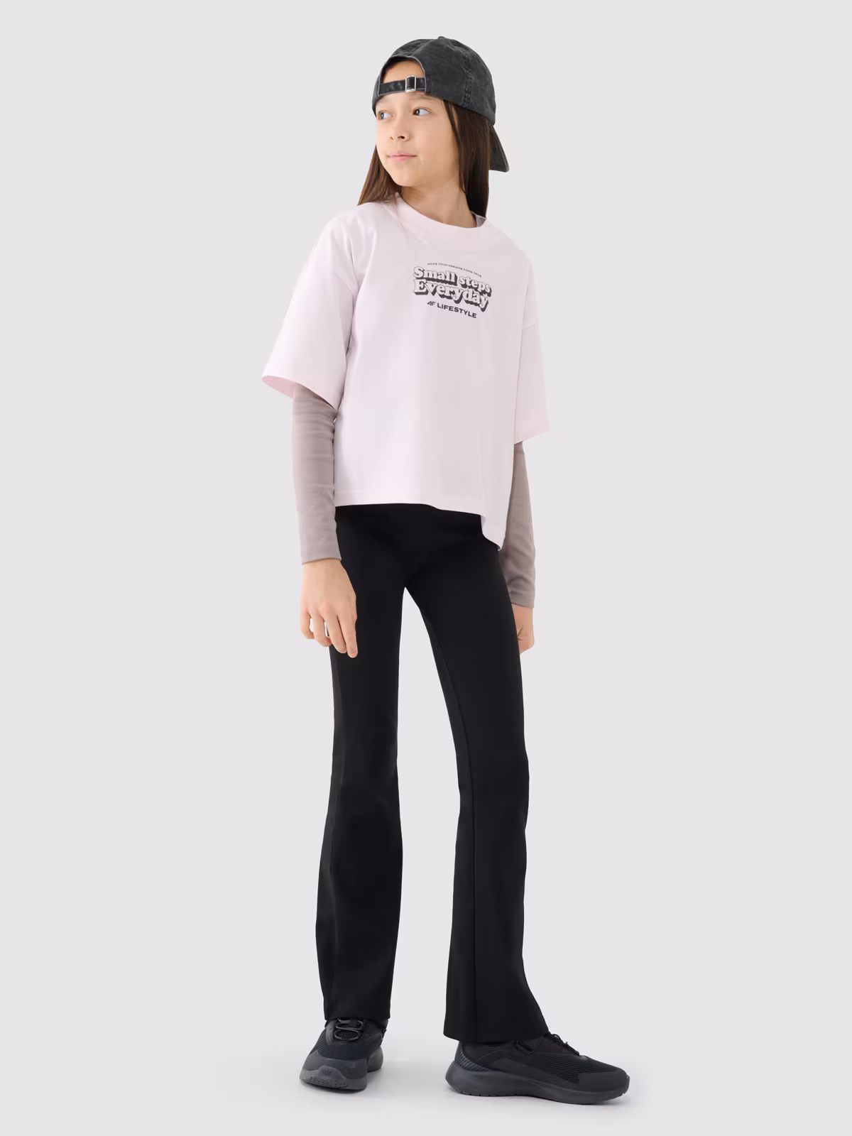 Crop top oversize z nadrukiem dziewczęcy - beżowy