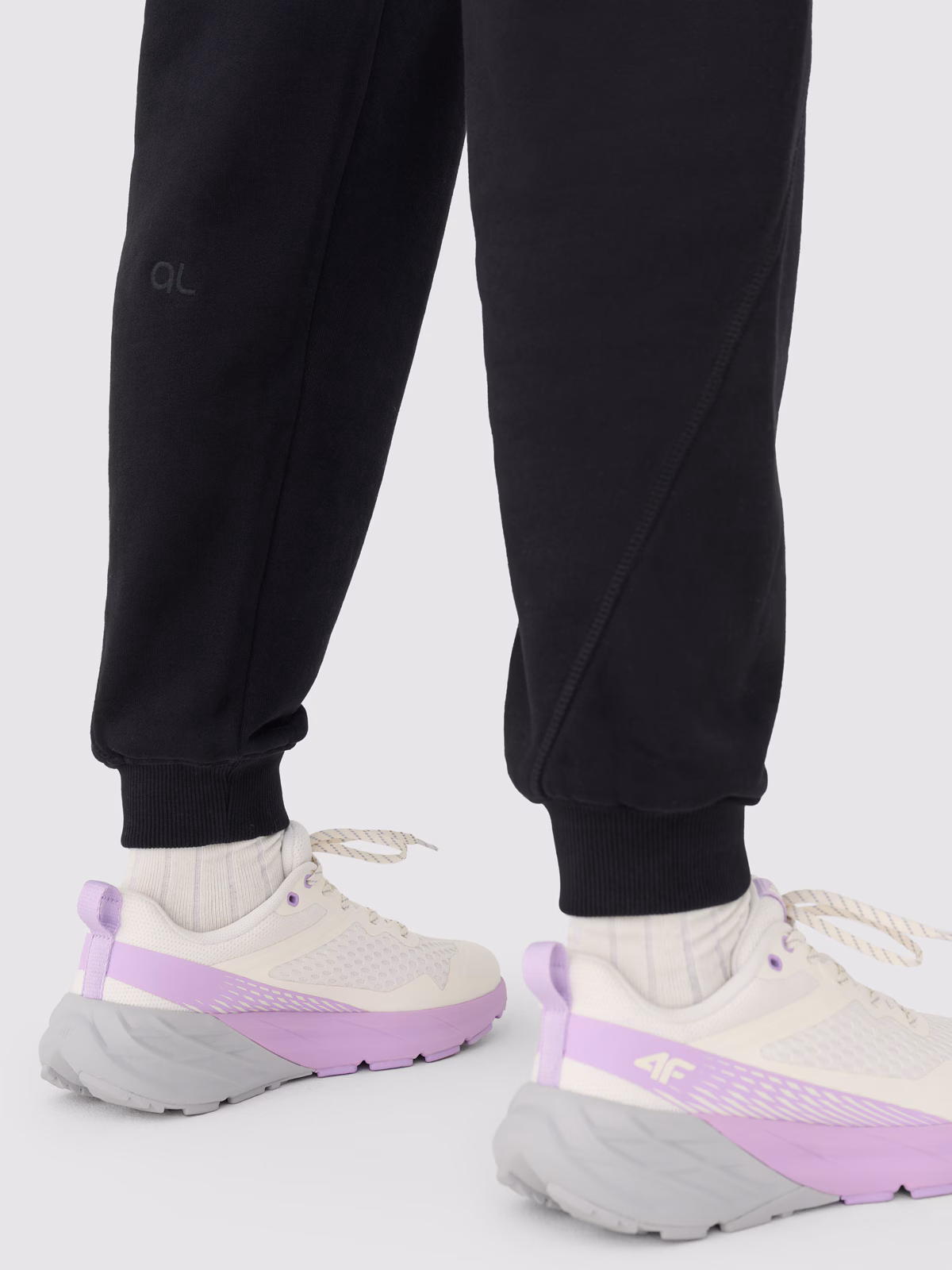 Spodnie dresowe oversize damskie 4F x Anna Lewandowska - czarne