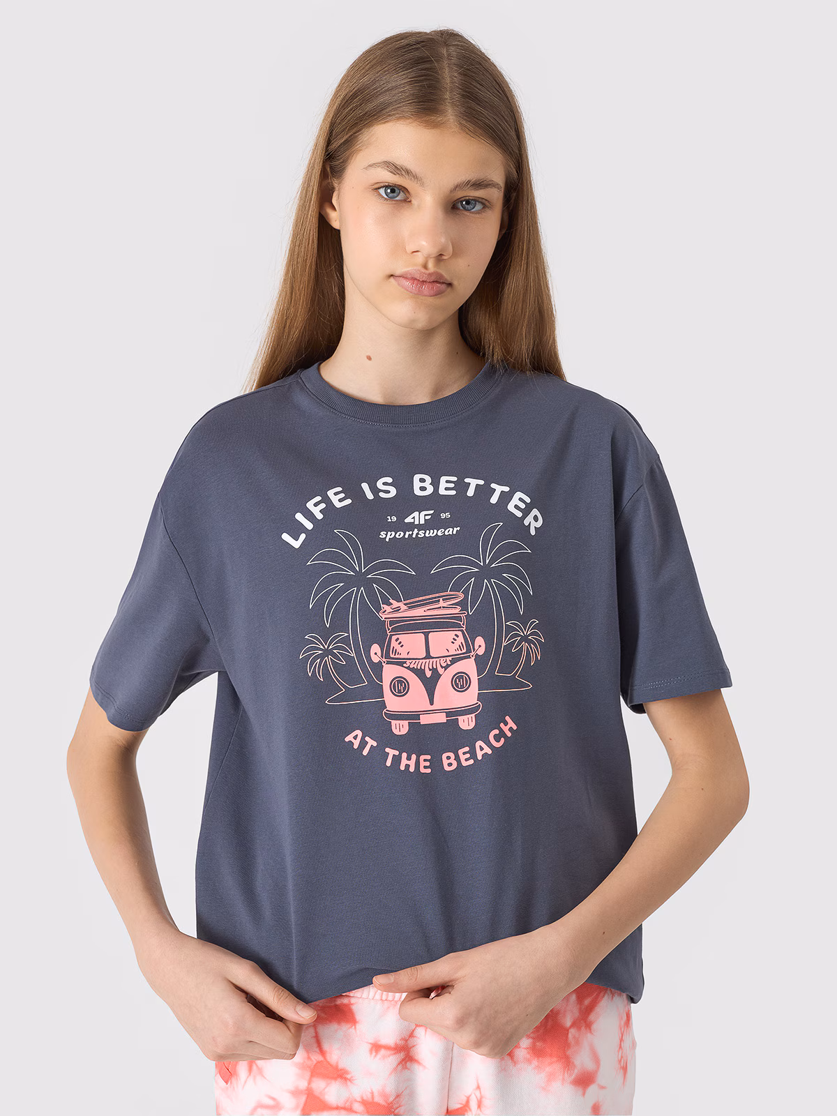 T-shirt oversize z nadrukiem dziewczęcy - szary