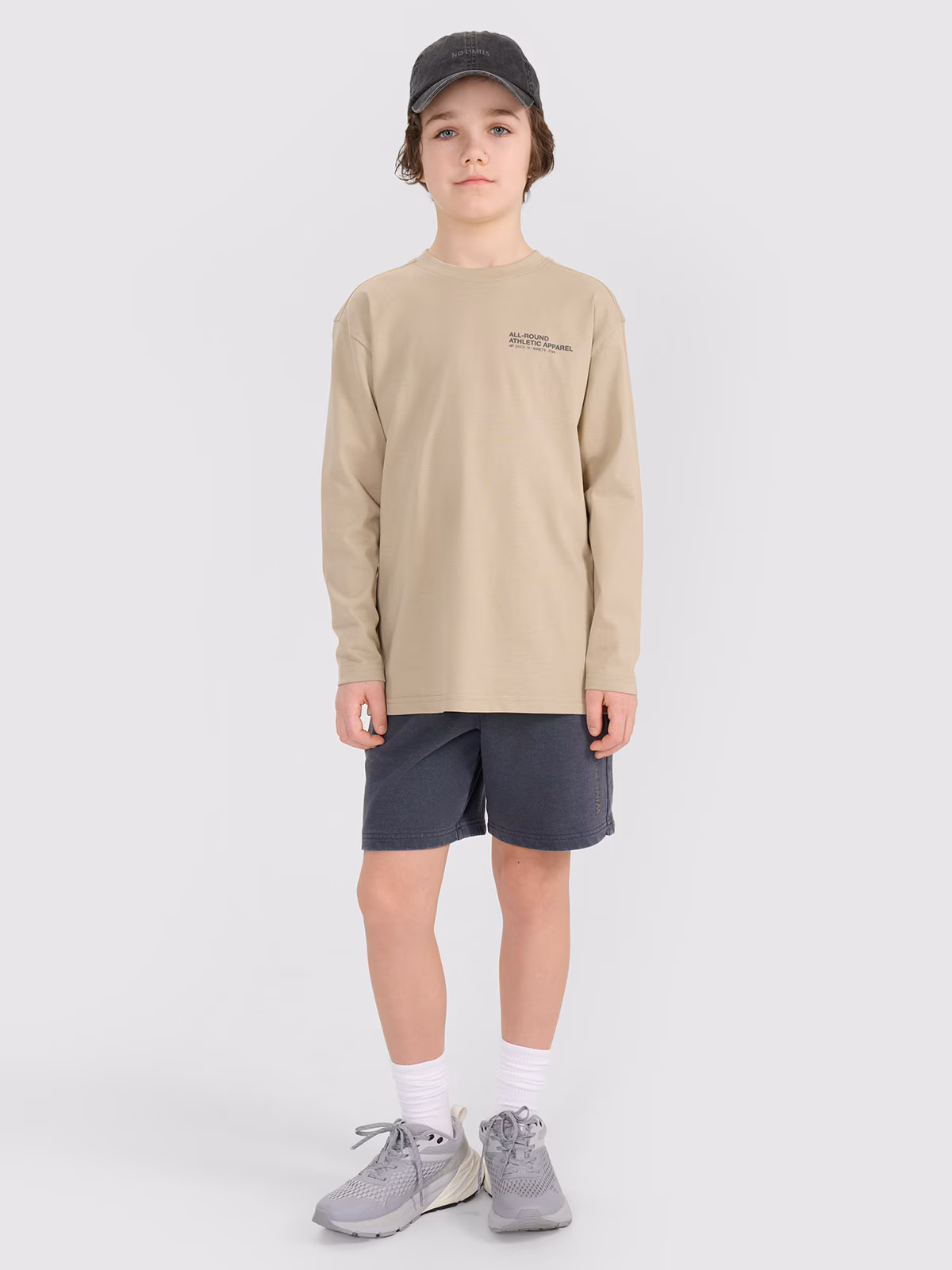 Longsleeve oversize z nadrukiem chłopięcy - beżowy
