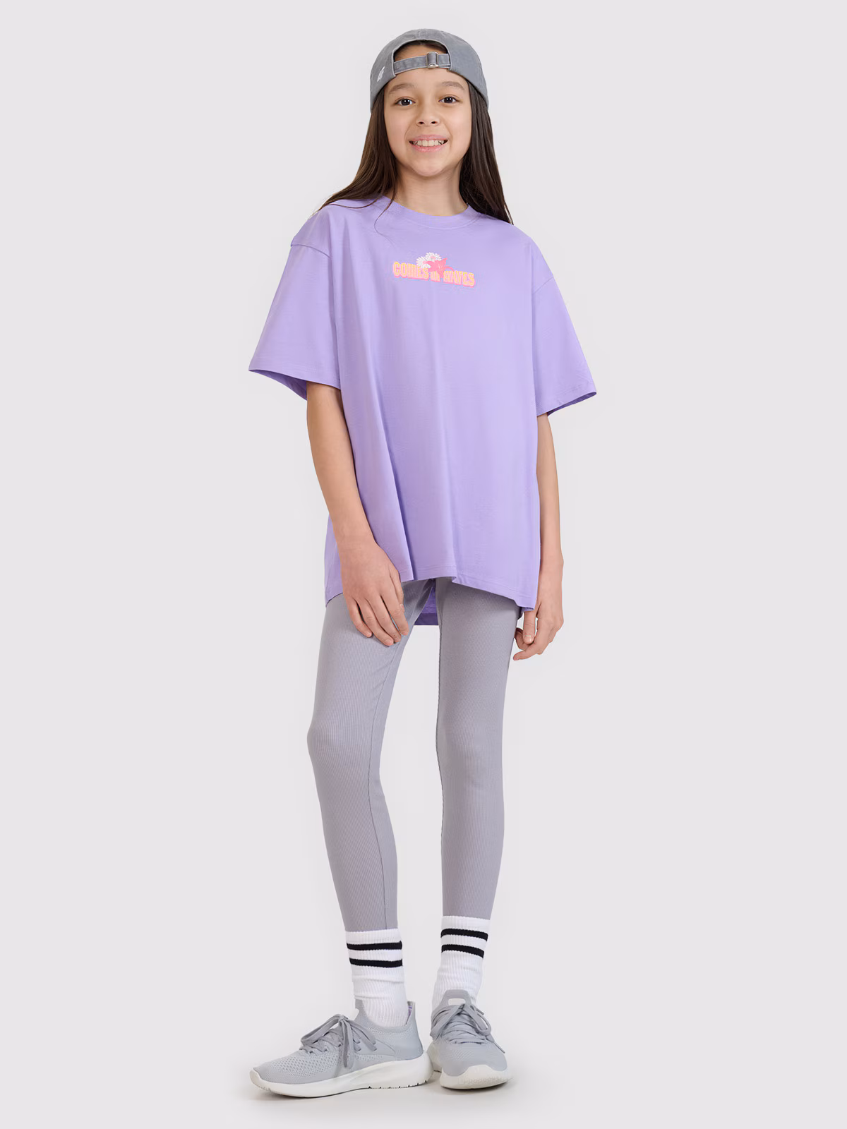 T-shirt oversize z nadrukiem dziewczęcy - czarny