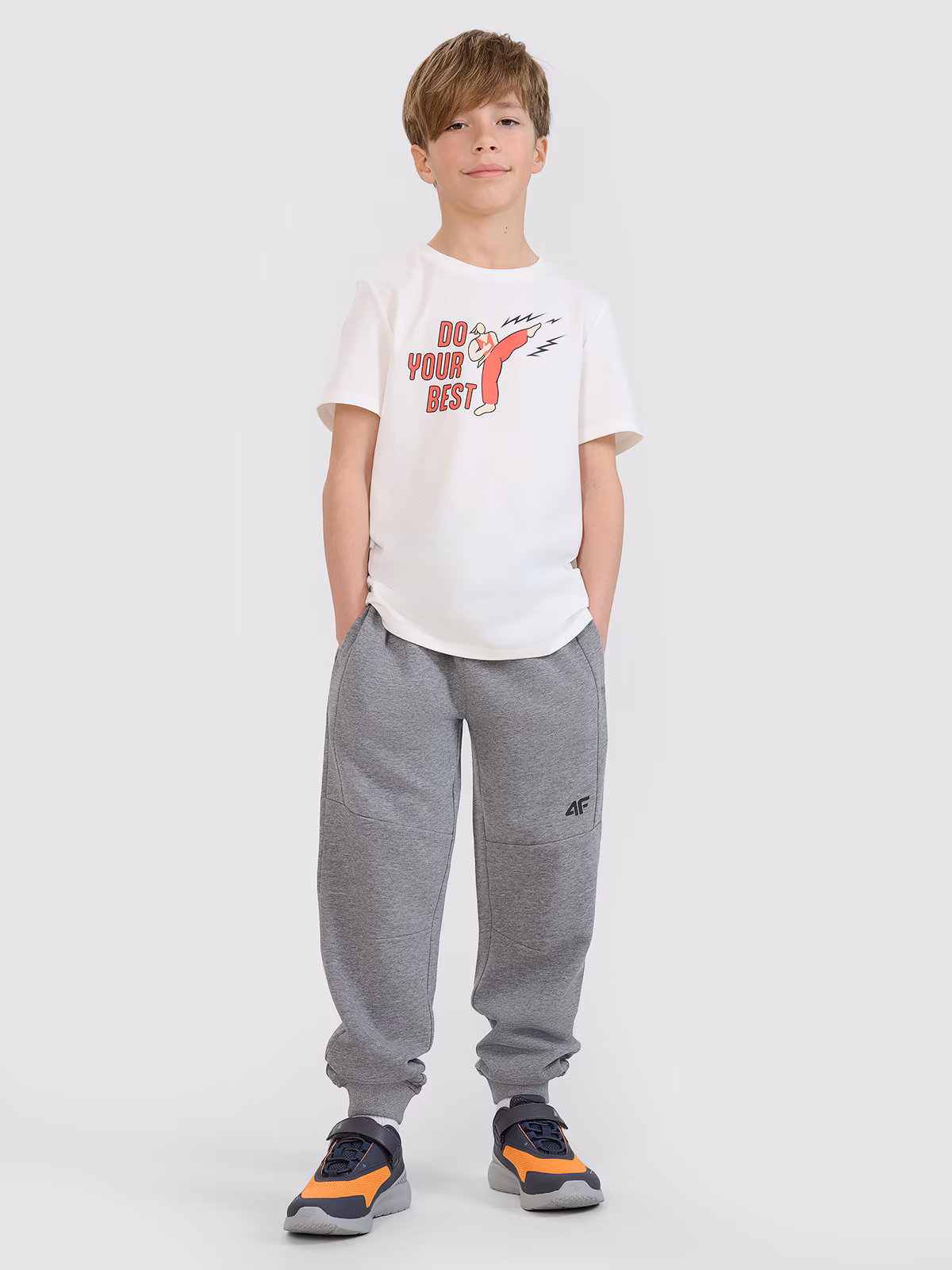 T-shirt regular z nadrukiem chłopięcy - beżowy