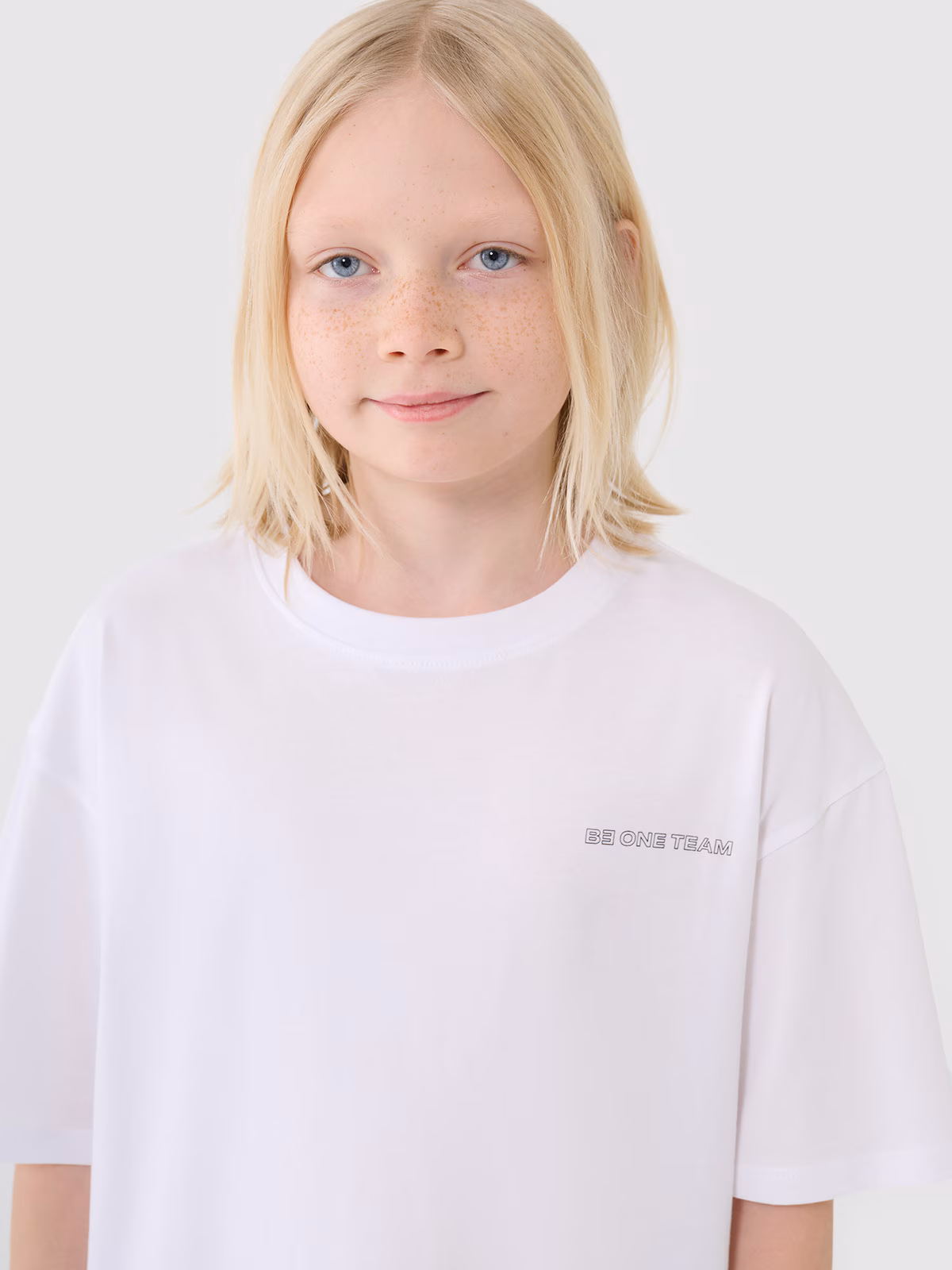 T-shirt oversize z napisem chłopięcy - biały