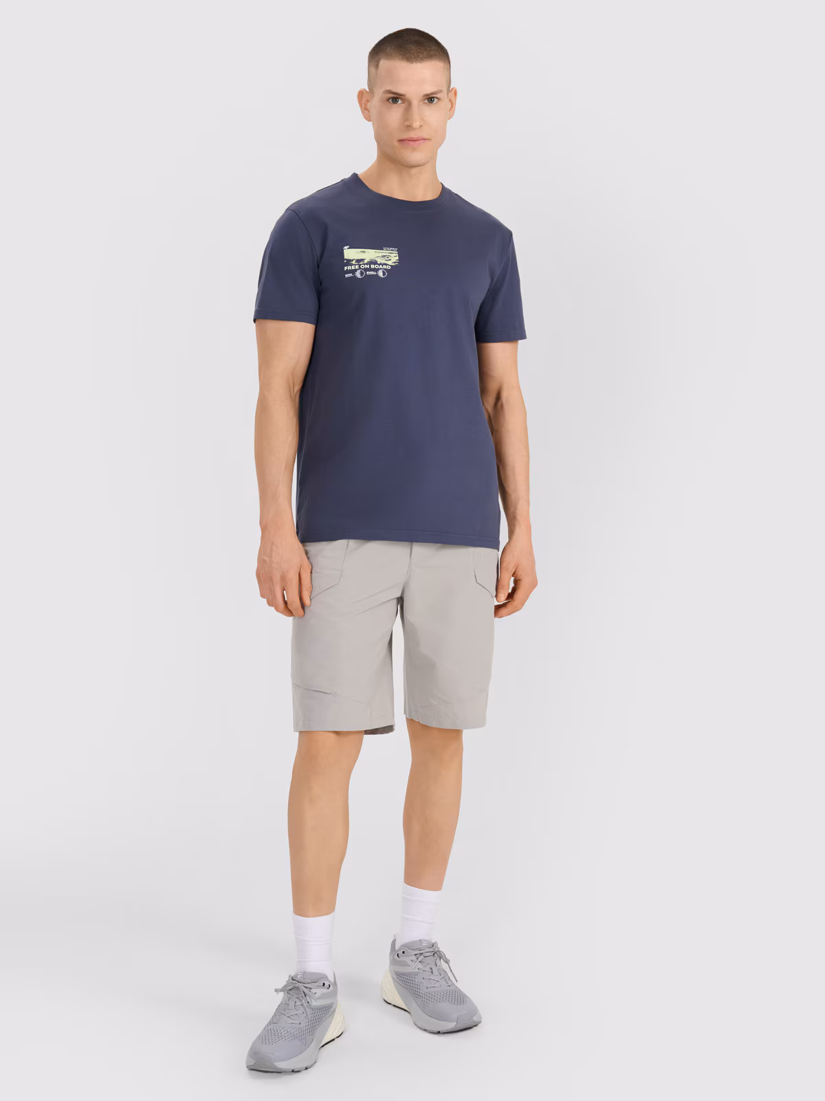 T-shirt regular z nadrukiem męski - szary