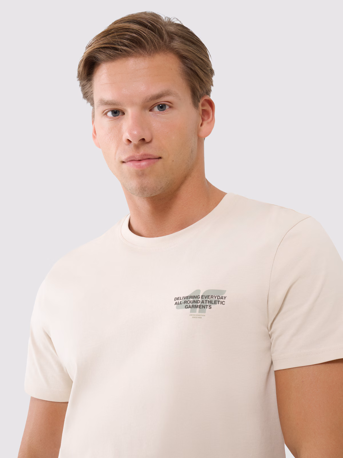 T-shirt regular z nadrukiem męski - beżowy