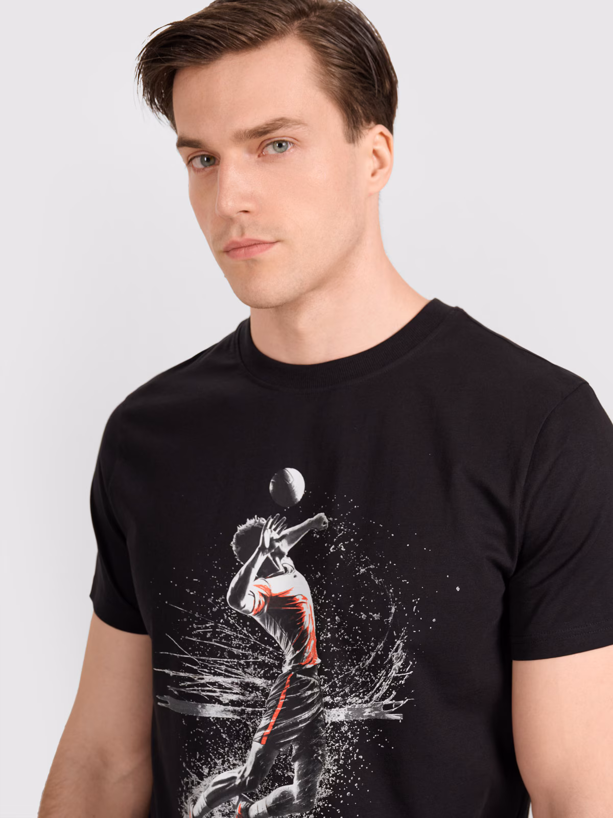 T-shirt regular z nadrukiem siatkarskim męski - biały