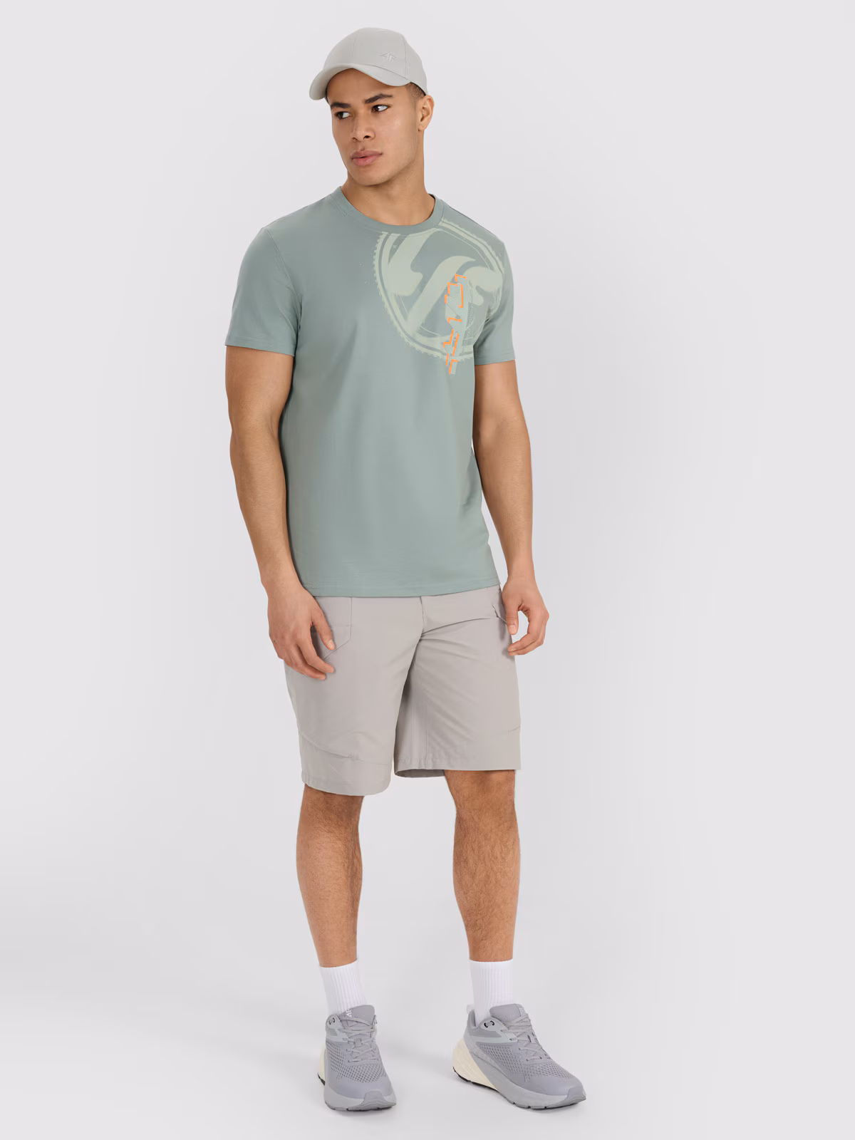 T-shirt regular z nadrukiem męski - oliwkowy