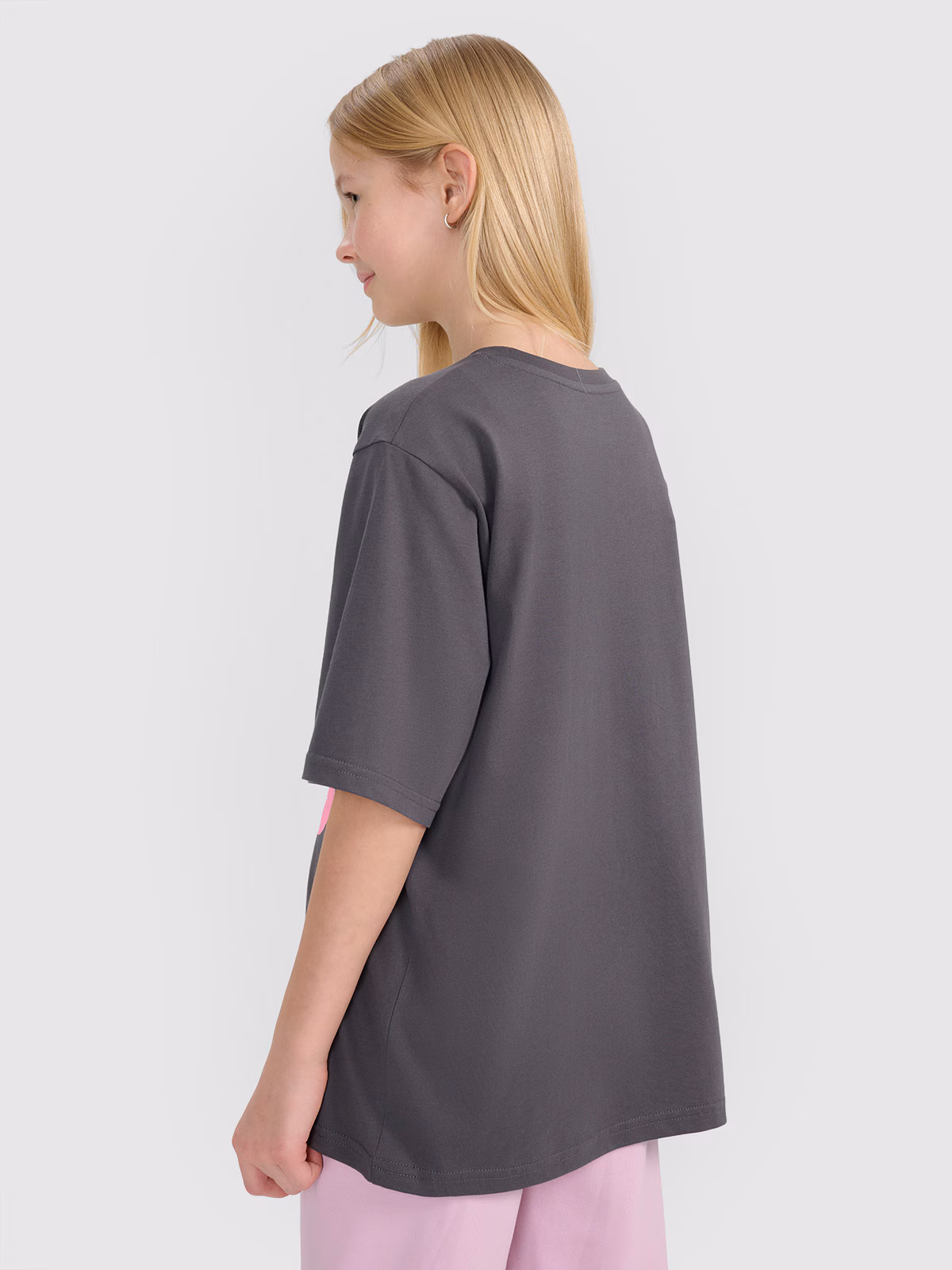 T-shirt oversize z nadrukiem dziewczęcy - różowy