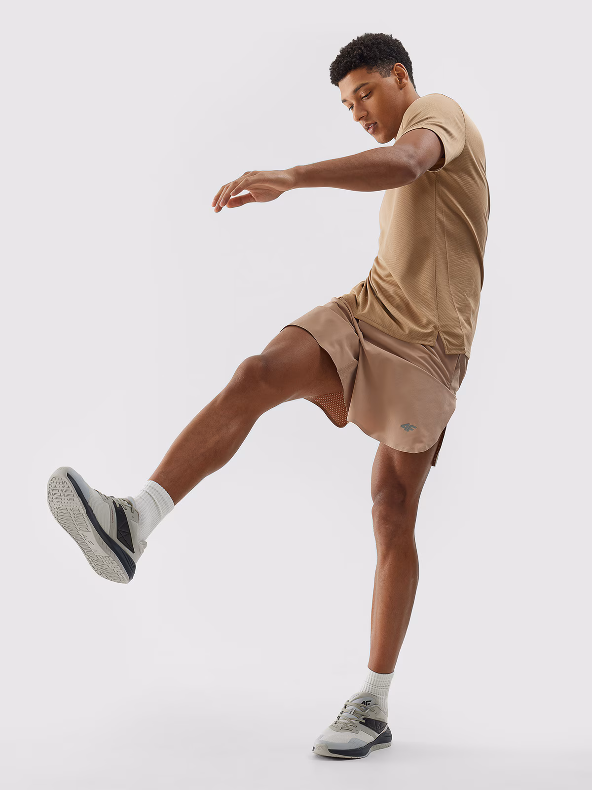 Spodenki treningowe szybkoschnące męskie - beżowe