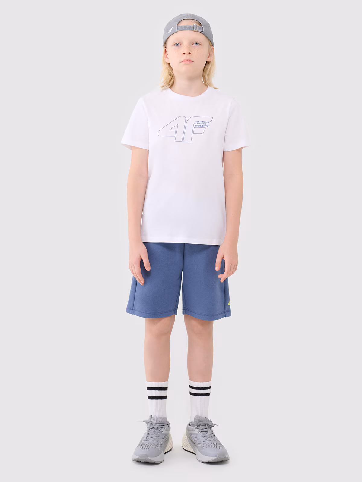 T-shirt regular z nadrukiem chłopięcy - czarny