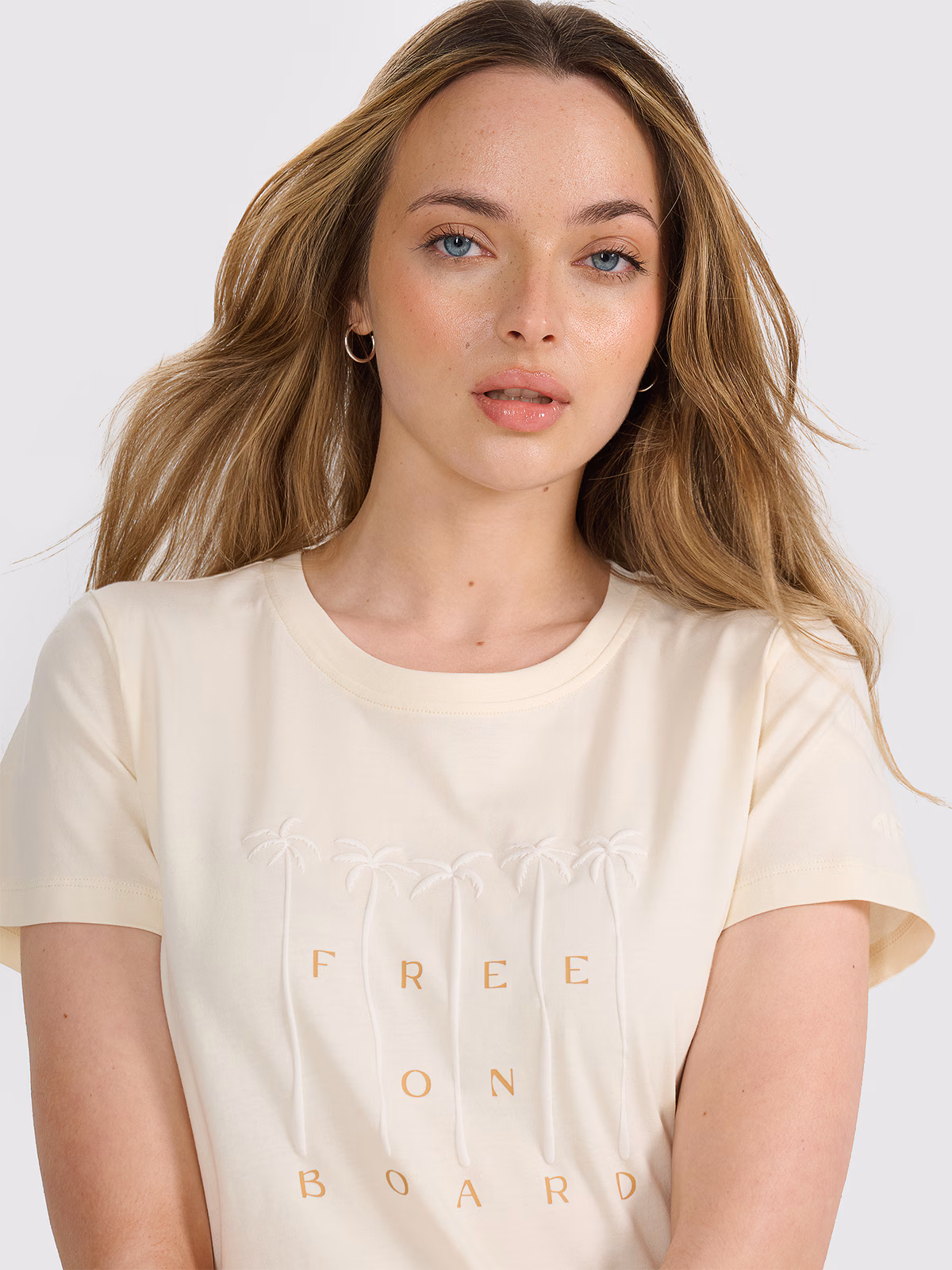 T-shirt regular z nadrukiem damski - beżowy