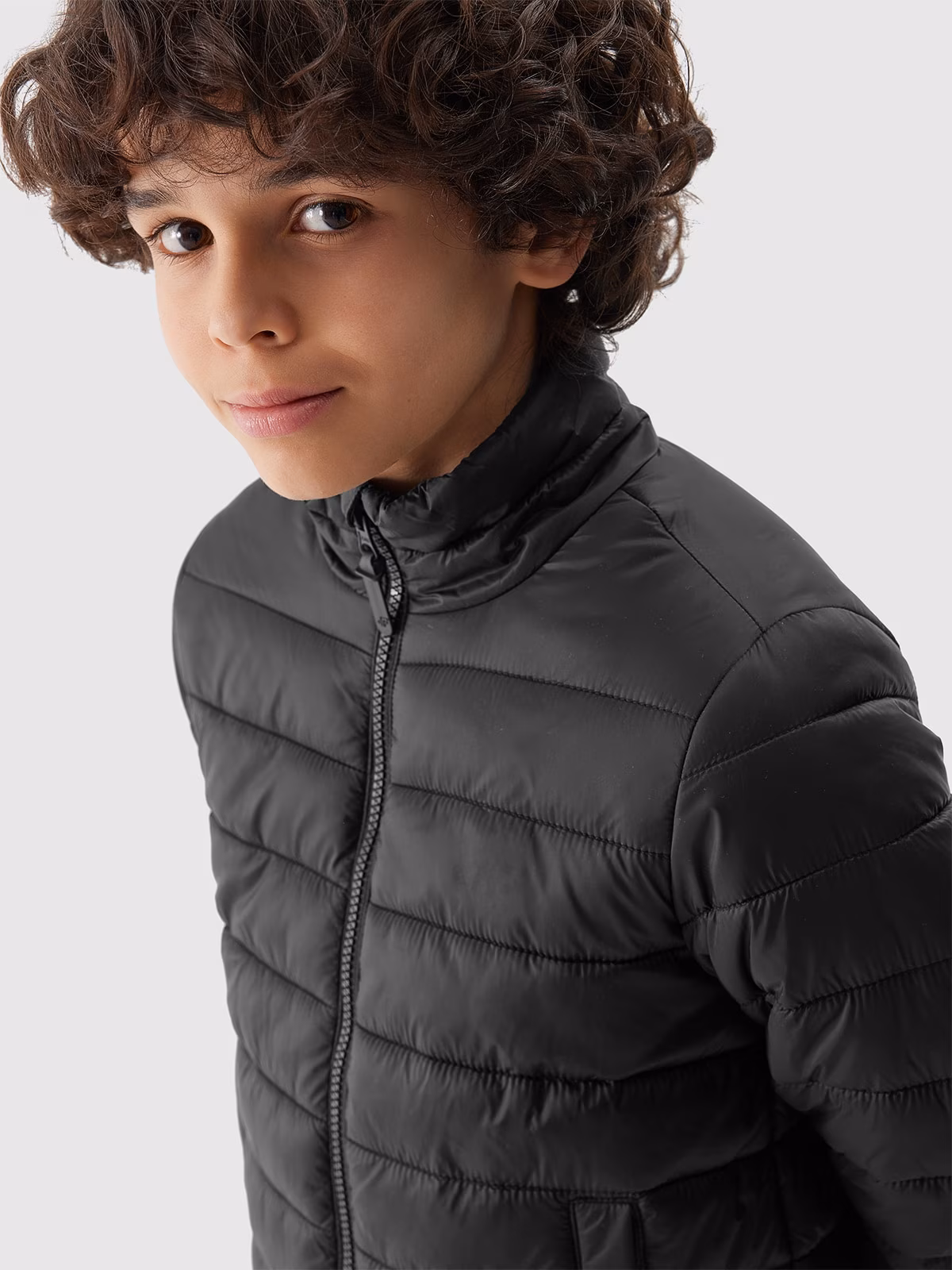 Kurtka puchowa z wypełnieniem z recyklingu chłopięca - czarna