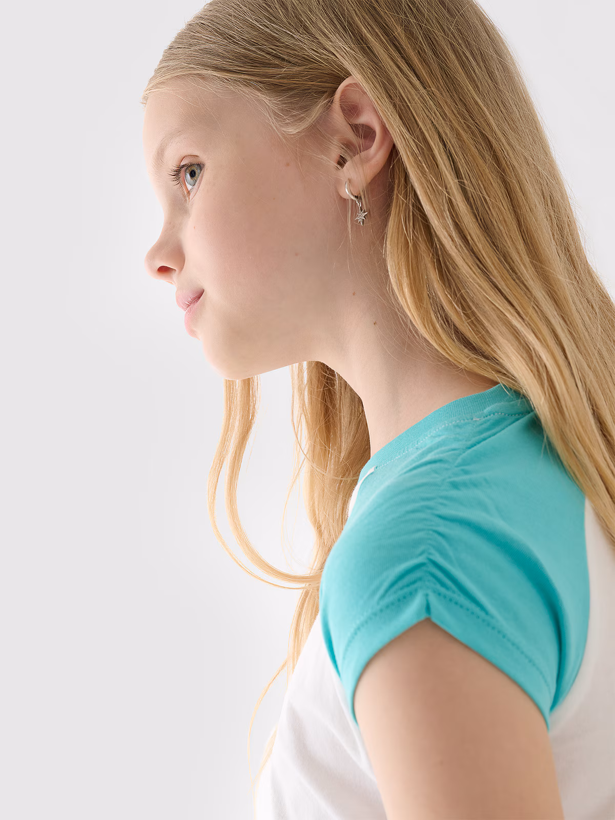 T-shirt cropped z nadrukiem dziewczęcy - turkusowy