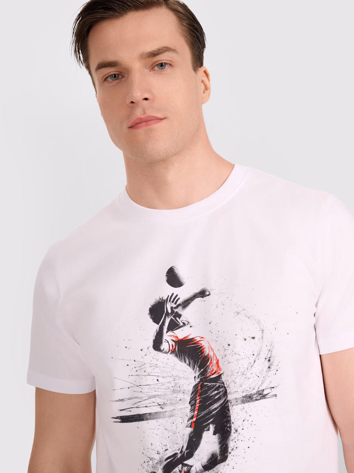 T-shirt regular z nadrukiem siatkarskim męski - biały