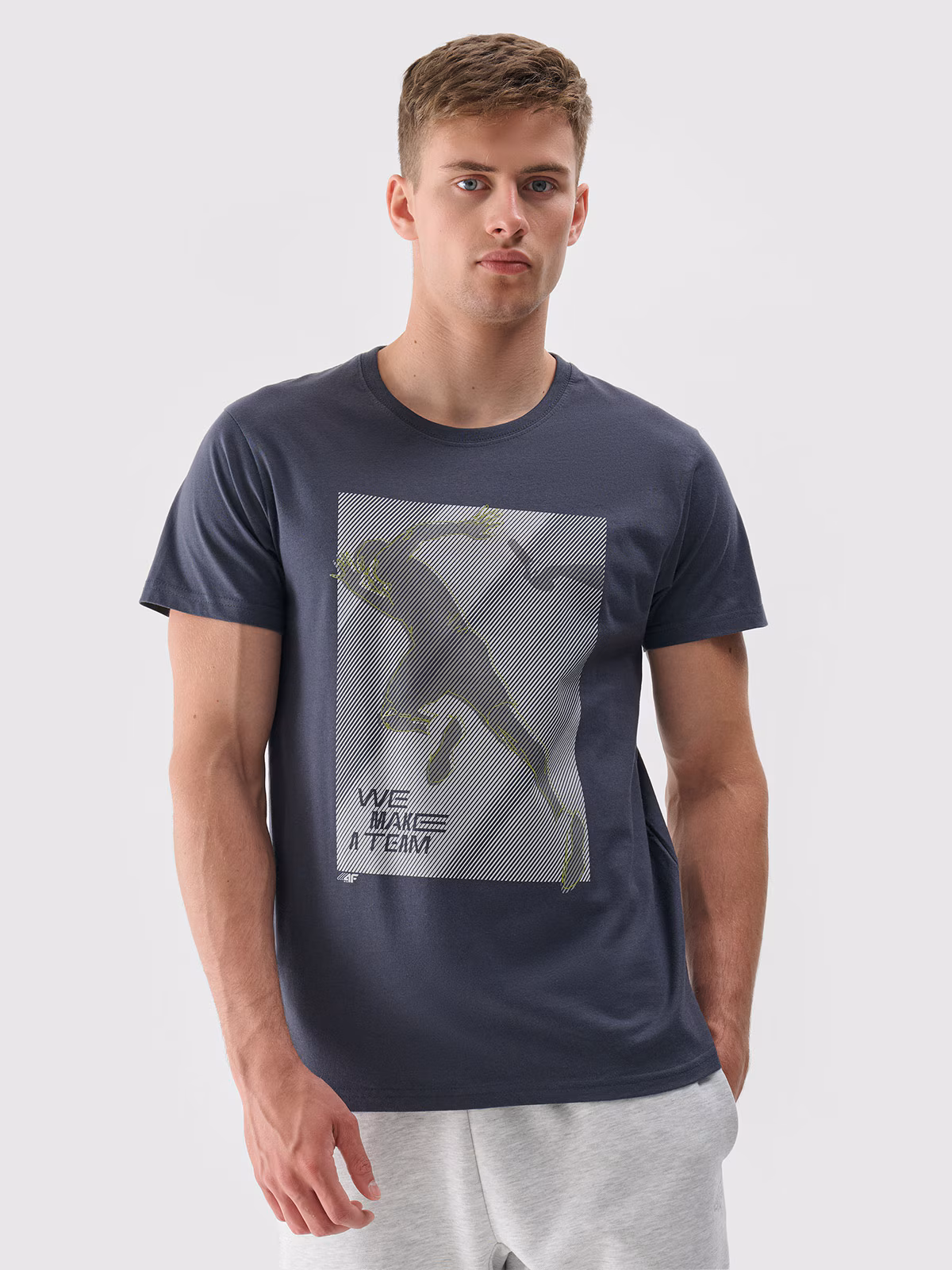 T-shirt z nadrukiem regular męski - szary