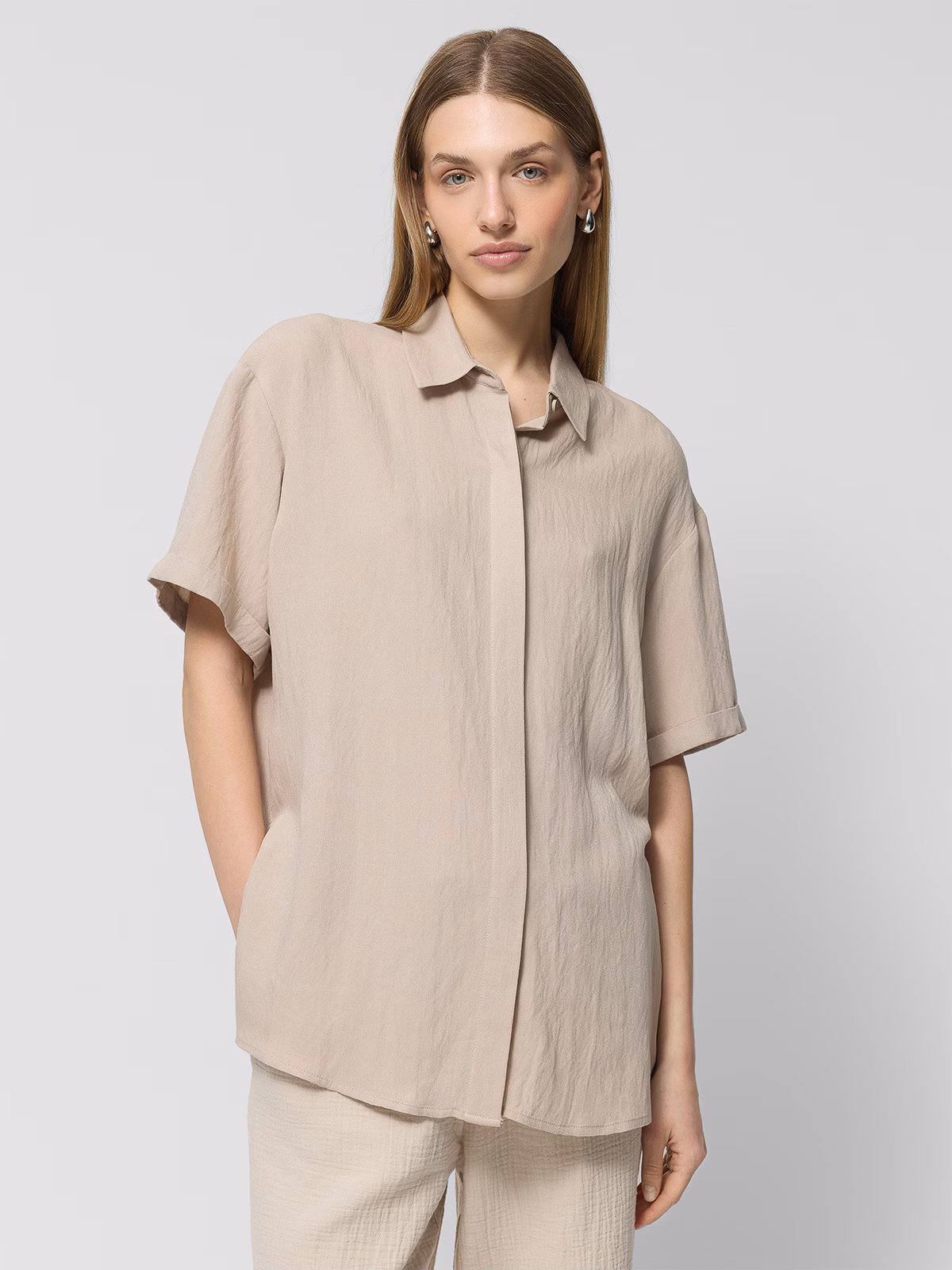 Koszula oversize z krótkim rękawem z wiskozą damska Outhorn - beżowa