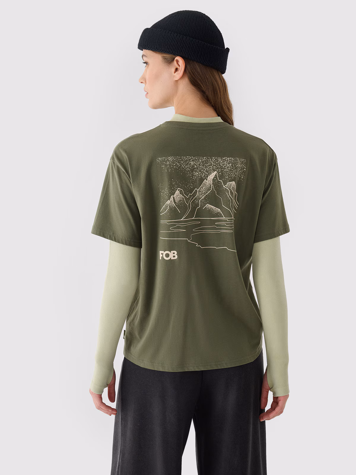 T-shirt regular z nadrukiem damski - khaki