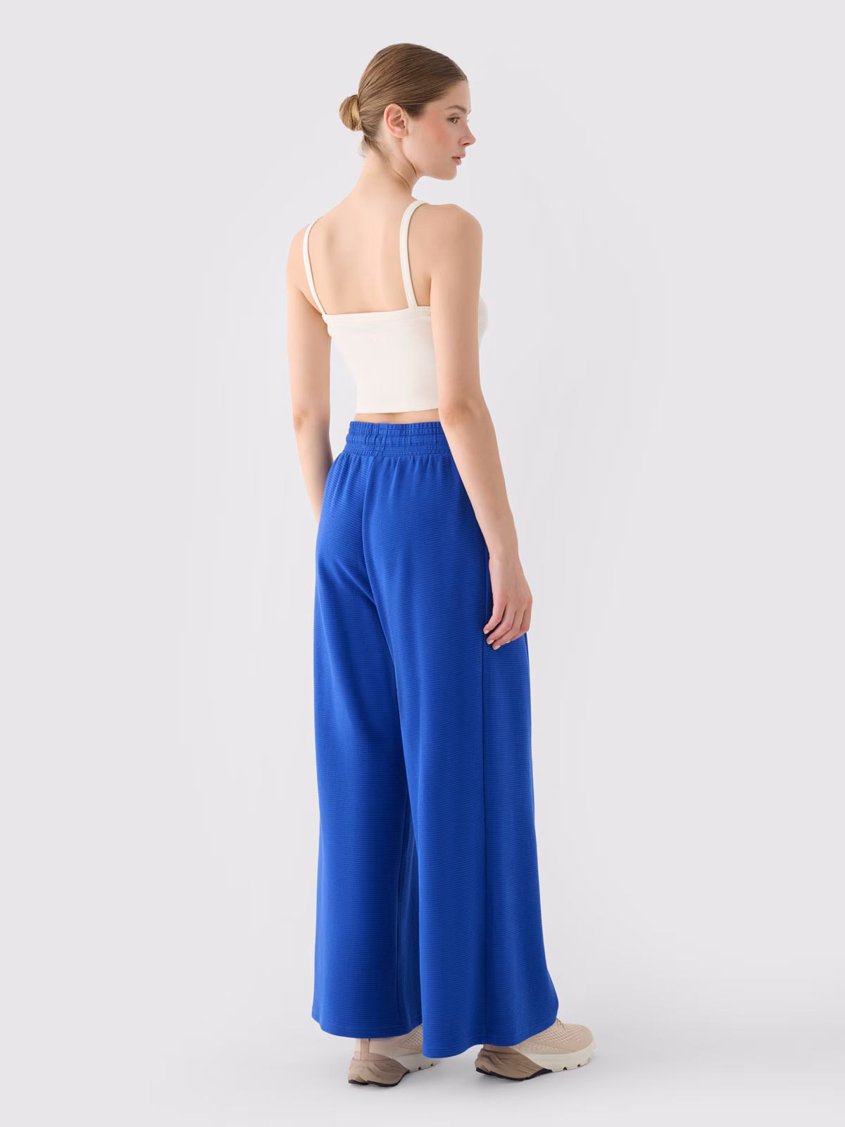 Spodnie dresowe z szerokimi nogawkami damskie - białe