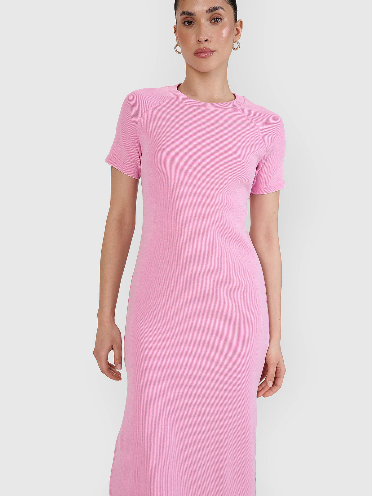 Sukienka midi z prążkowanej dzianiny damska - różowa