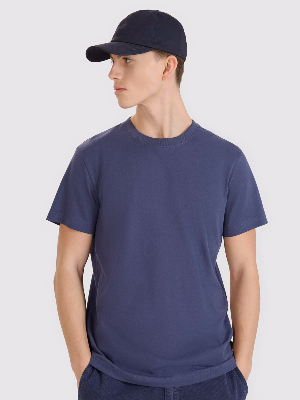 T-shirt regular z nadrukiem męski - beżowy