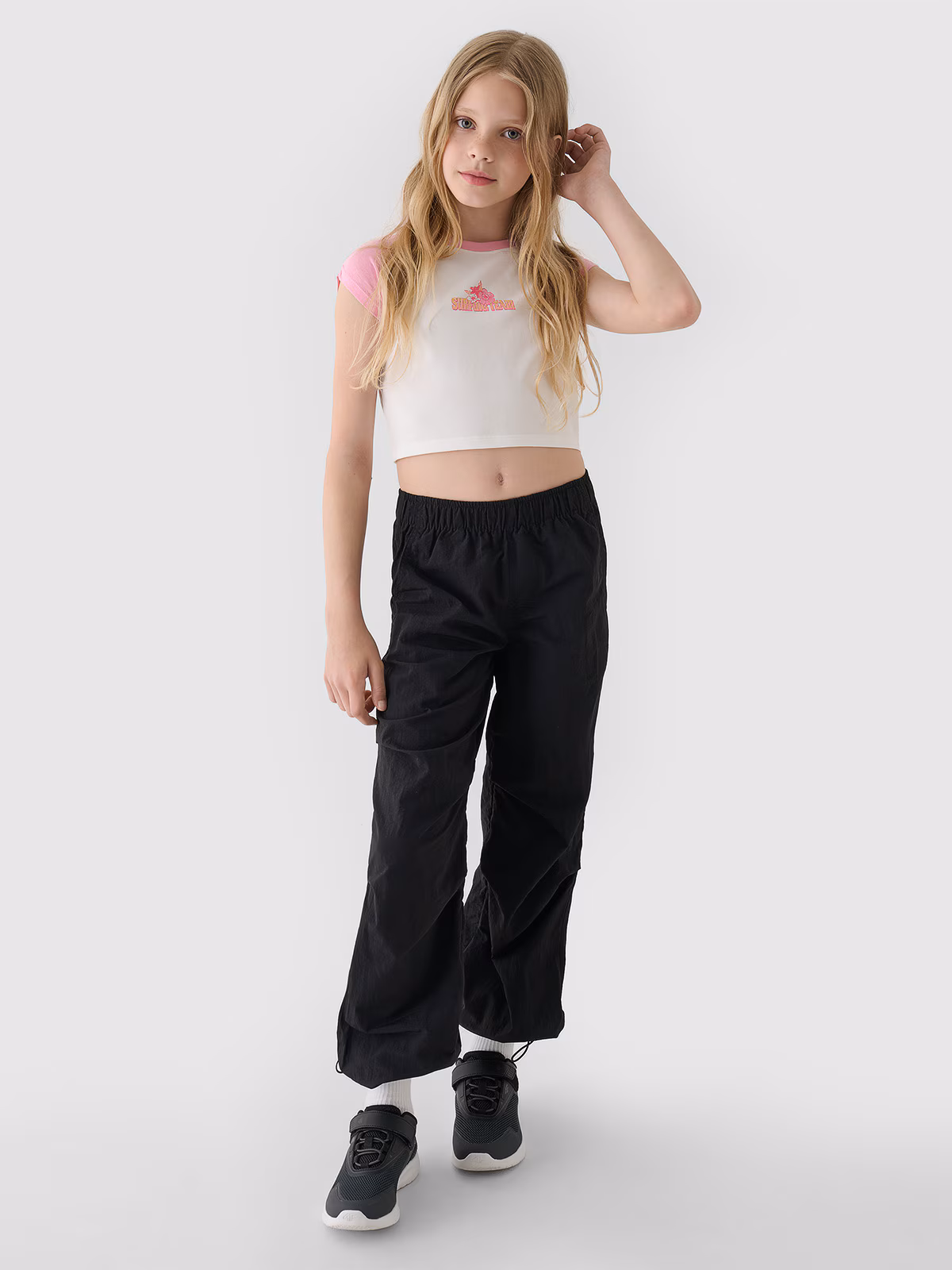 T-shirt cropped z nadrukiem dziewczęcy - turkusowy