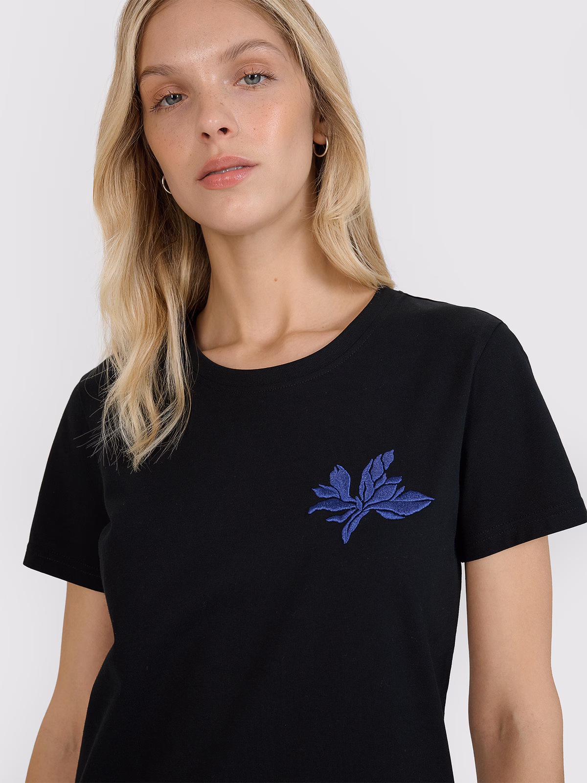 T-shirt regular z nadrukiem damski - czarny