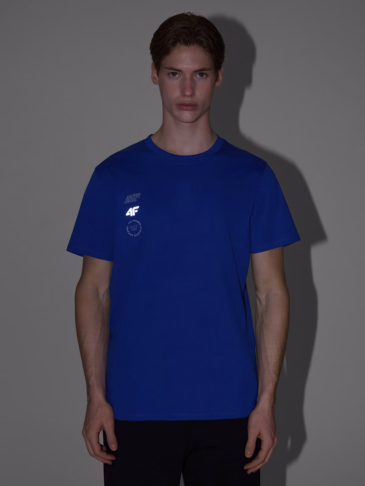 T-shirt regular z nadrukiem męski - granatowy