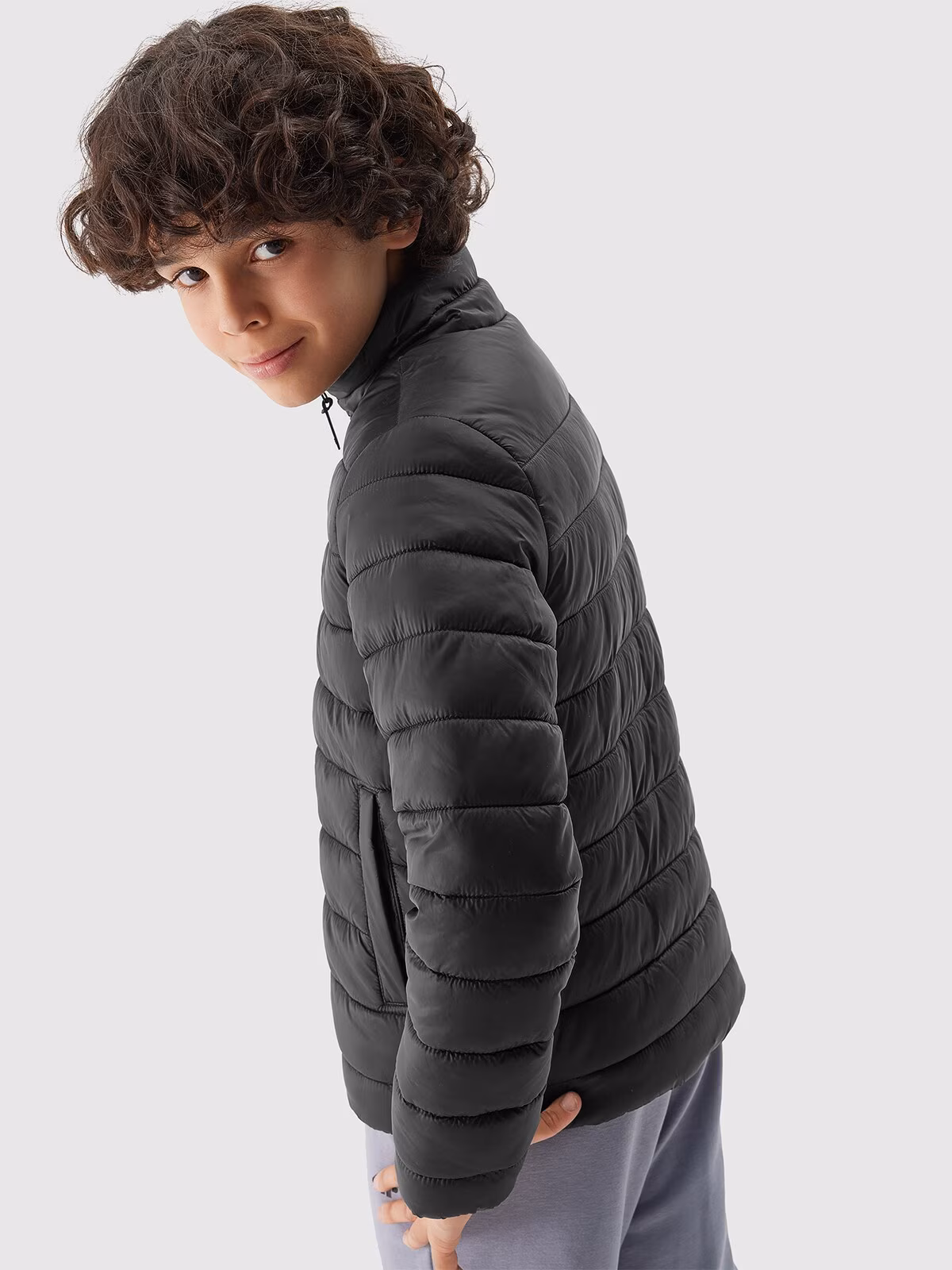Kurtka puchowa z wypełnieniem z recyklingu chłopięca - czarna