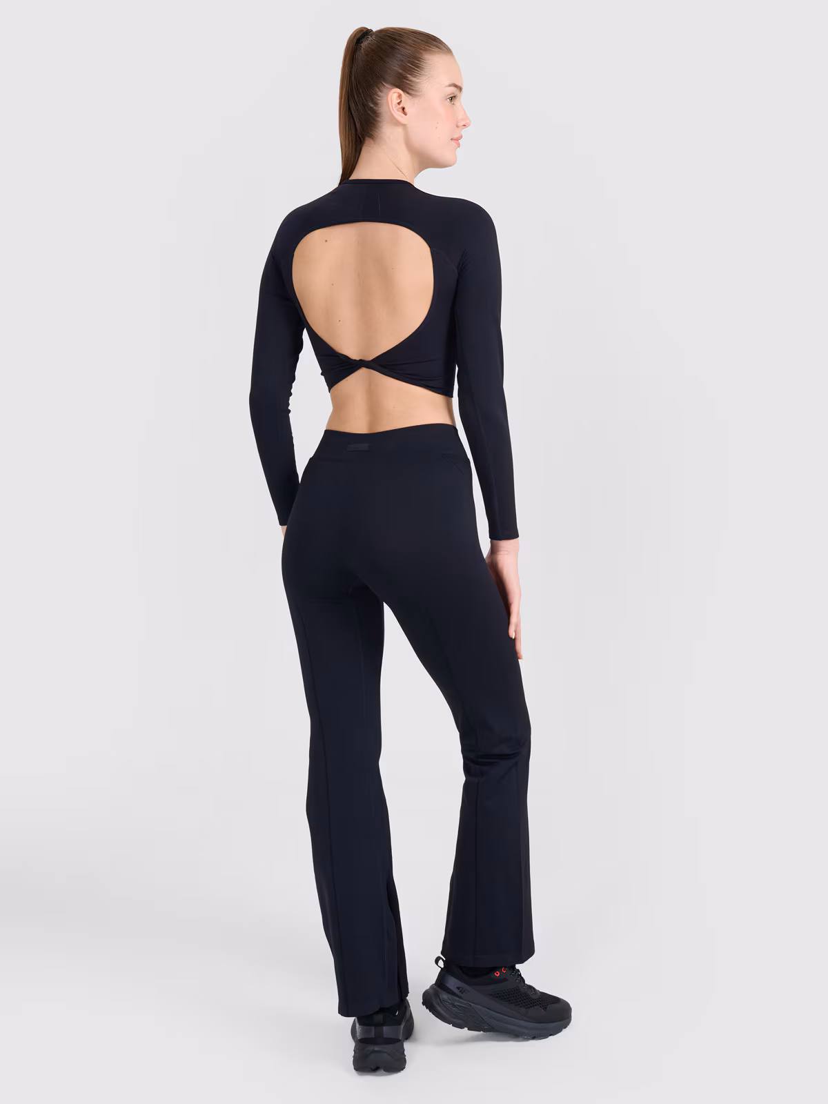 Spodnie treningowe bezszwowe z rozszerzanymi nogawkami damskie - czarne