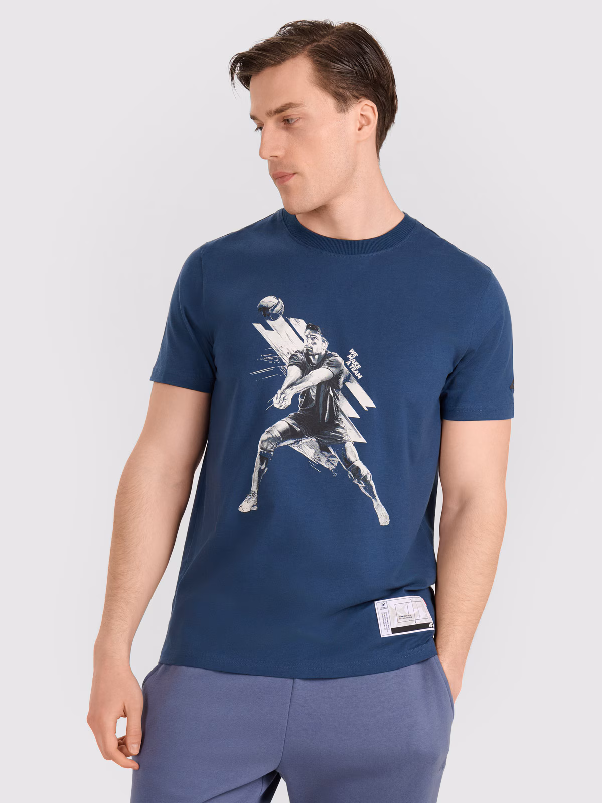 T-shirt regular z nadrukiem siatkarskim męski - granatowy