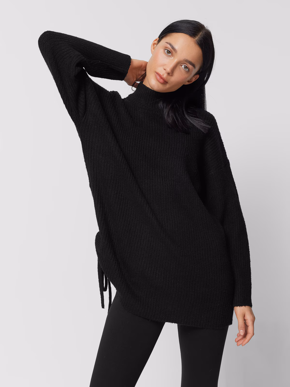 Sukienka oversize z golfem Outhorn - czarna