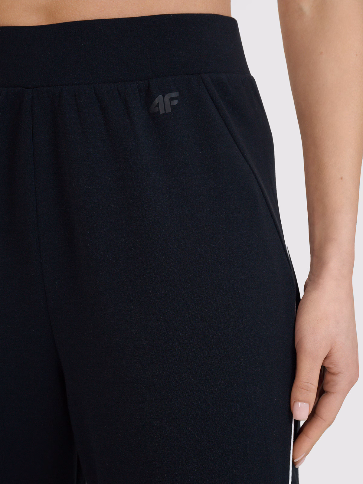 Spodnie dresowe z modalem damskie 4F x Anna Lewandowska - czarne