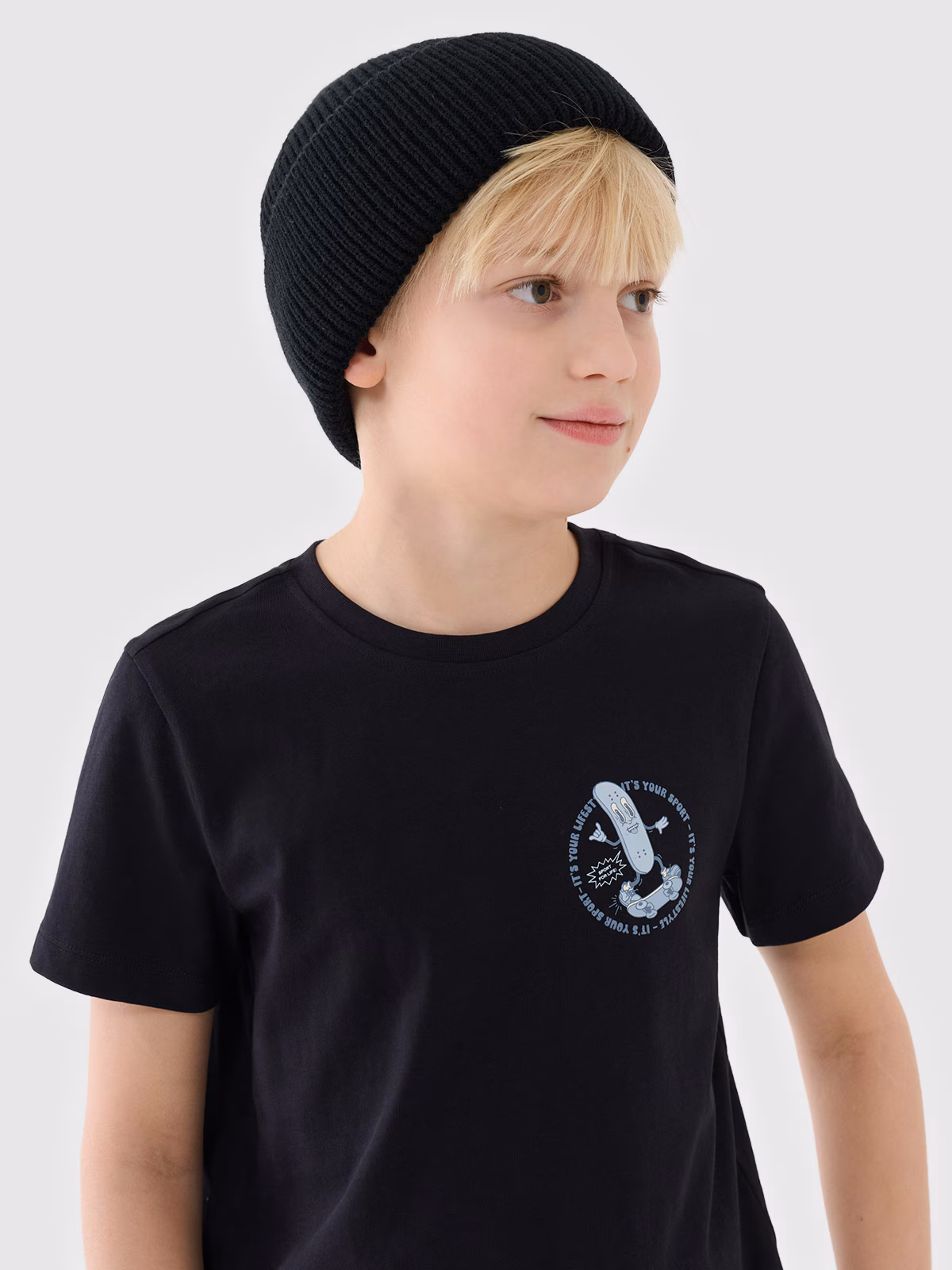 T-shirt regular z nadrukiem chłopięcy - czarny