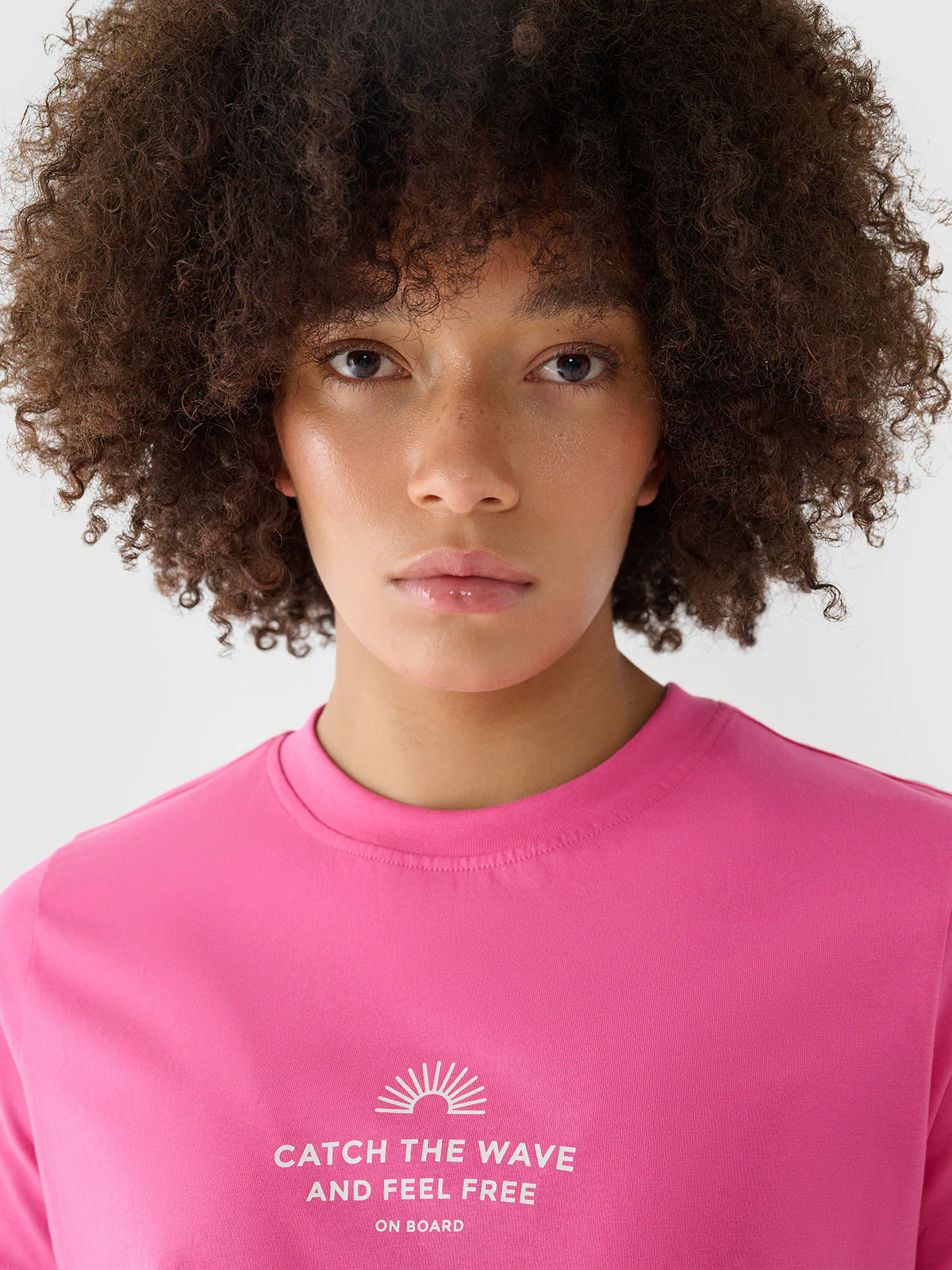 T-shirt regular z nadrukiem damski - różowy