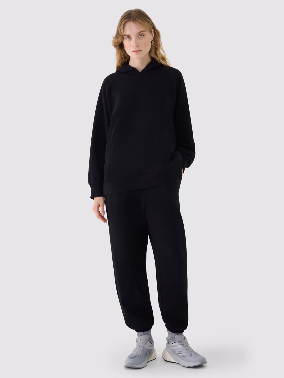 Bluza dresowa nierozpinana z kapturem damska - czarna