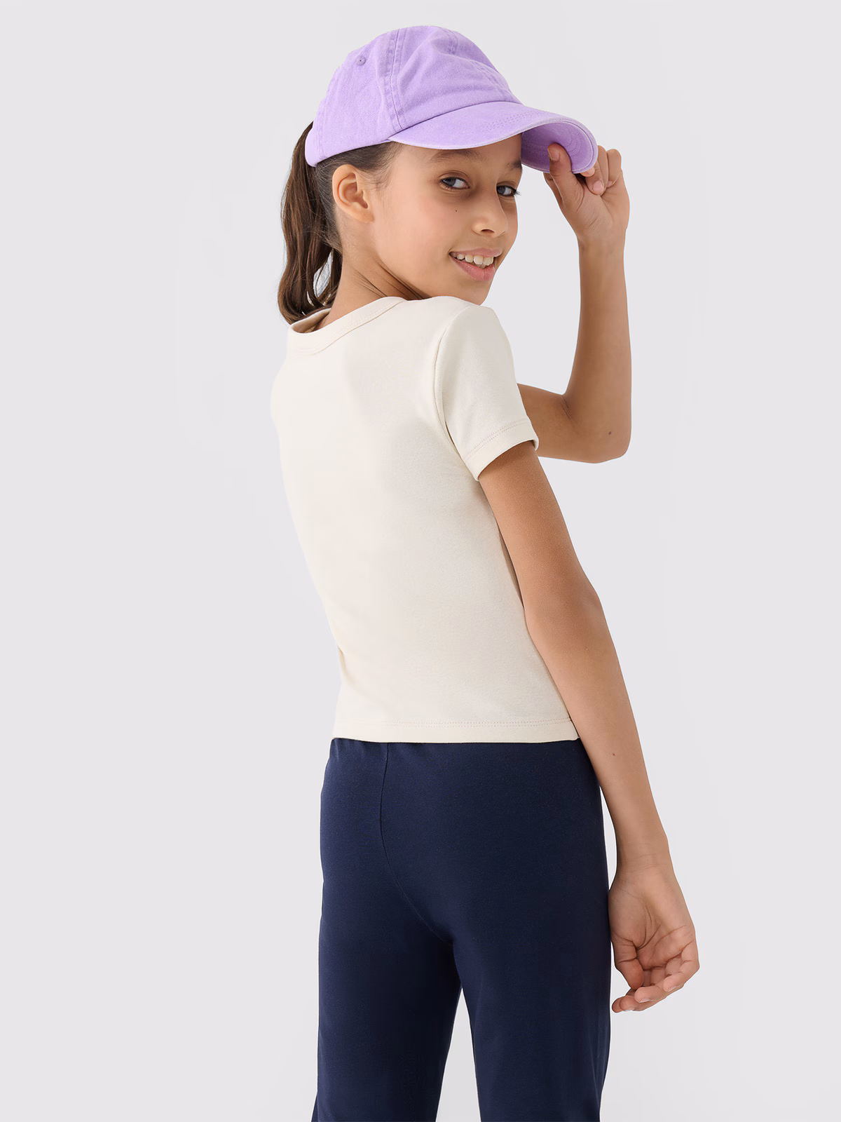 T-shirt slim crop top gładki dziewczęcy - beżowy