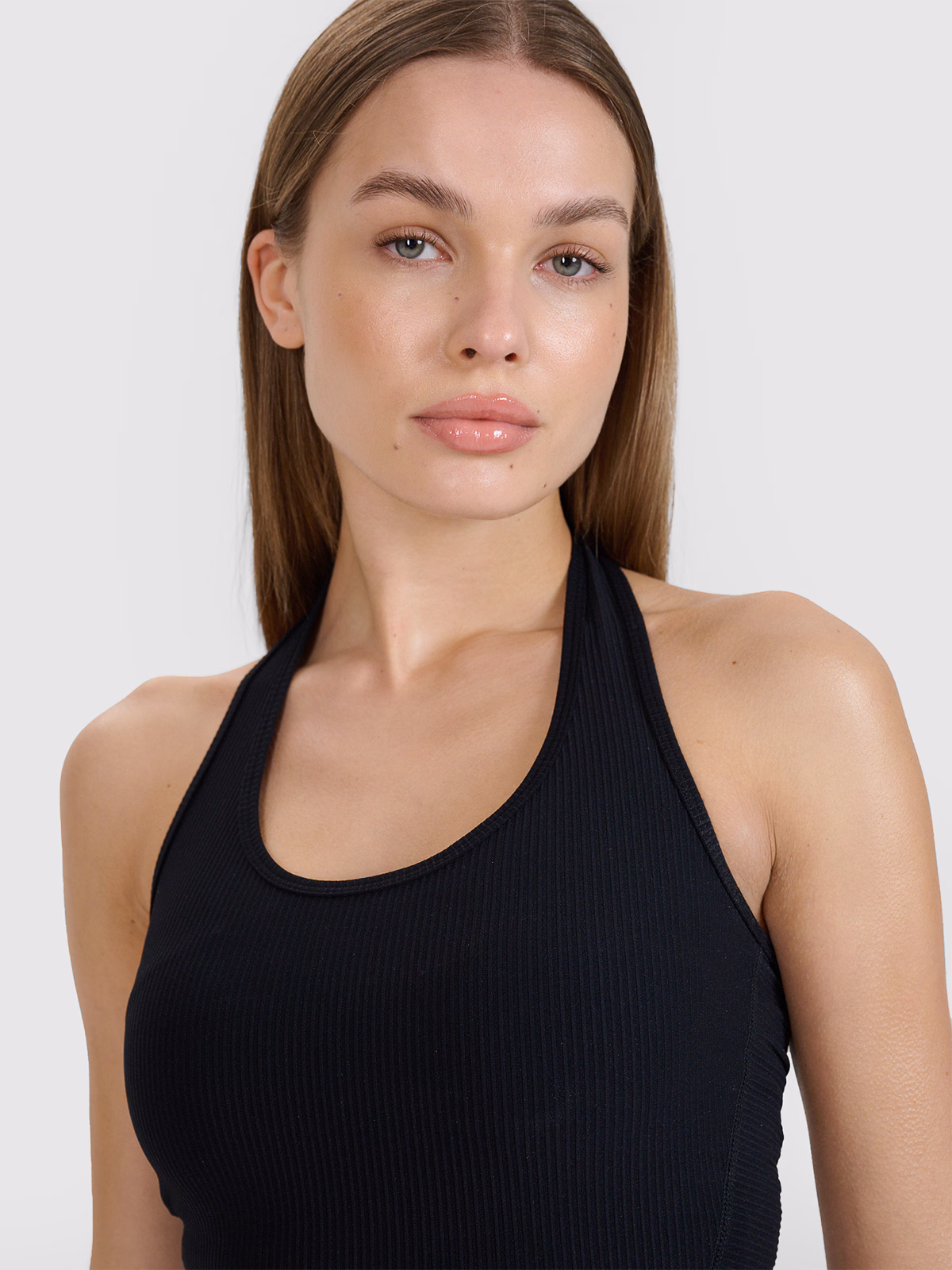 Crop top slim gładki damski 4F x Anna Lewandowska - brązowy