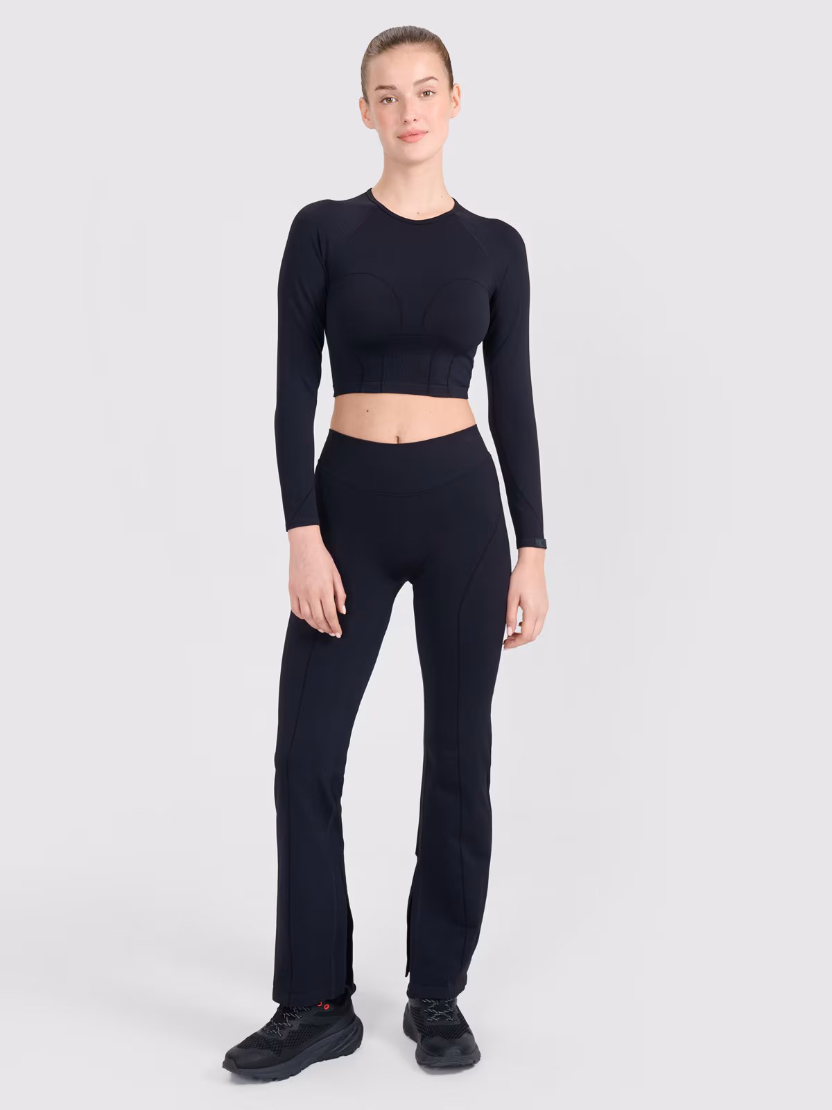 Spodnie treningowe bezszwowe z rozszerzanymi nogawkami damskie - czarne