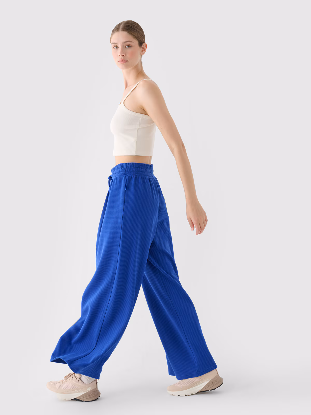 Spodnie dresowe z szerokimi nogawkami damskie - białe