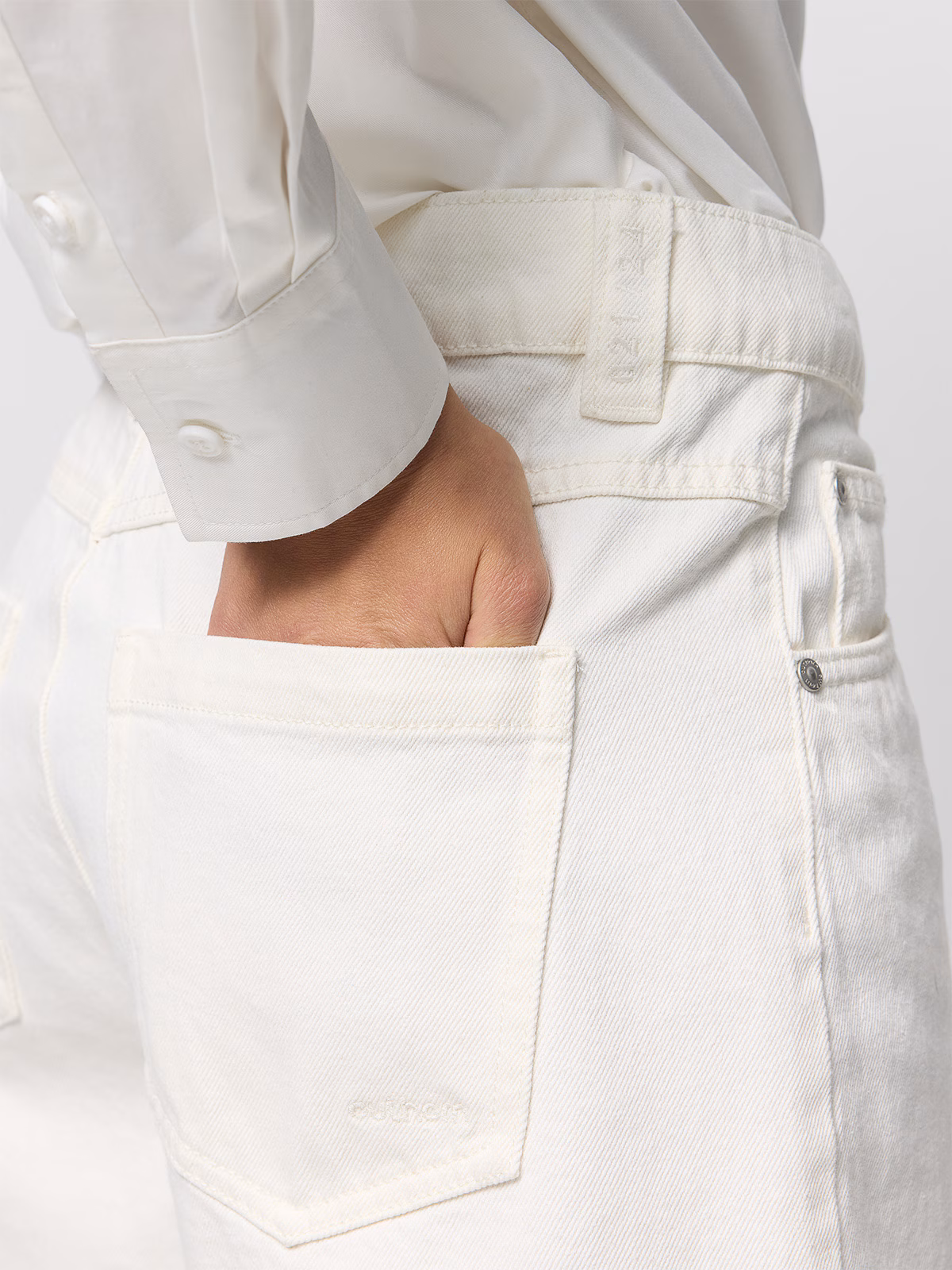 Spodenki jeansowe comfort damskie Outhorn - złamana biel