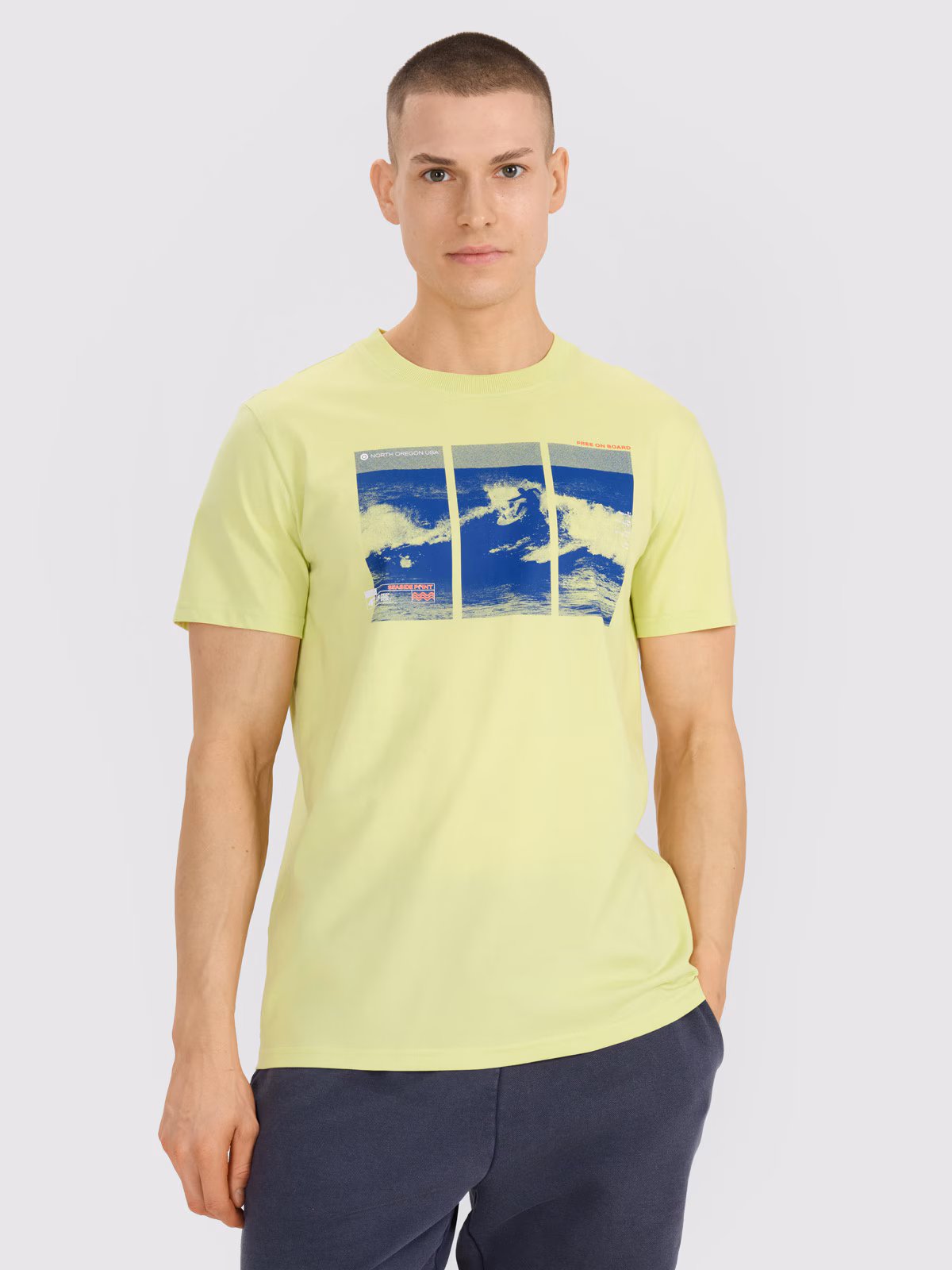 T-shirt regular z nadrukiem męski - turkusowy