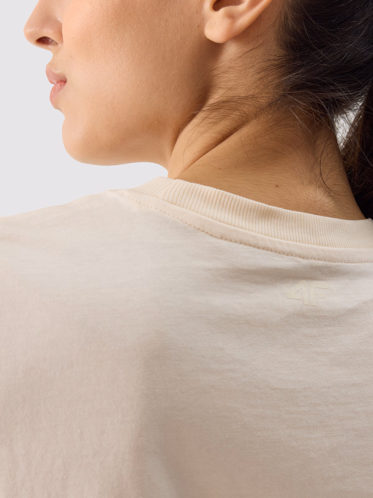 T-shirt regular z nadrukiem damski - beżowy