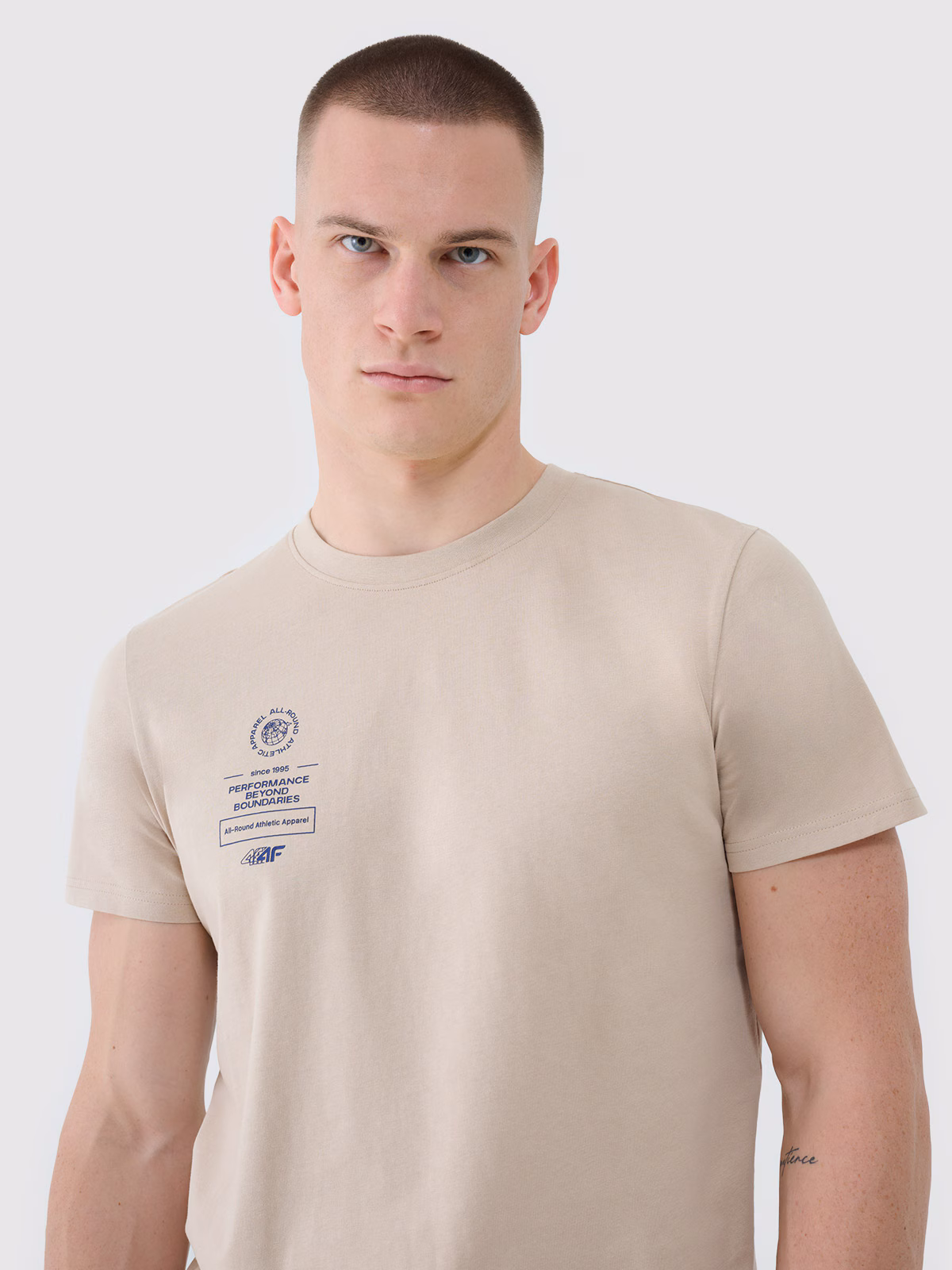 T-shirt regular z nadrukiem męski - beżowy