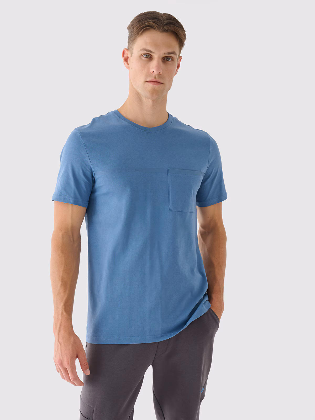 T-shirt regular z nadrukiem męski - niebieski