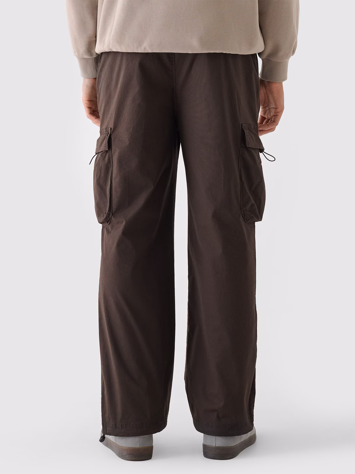 Spodnie casual parachute cargo męskie - brązowe